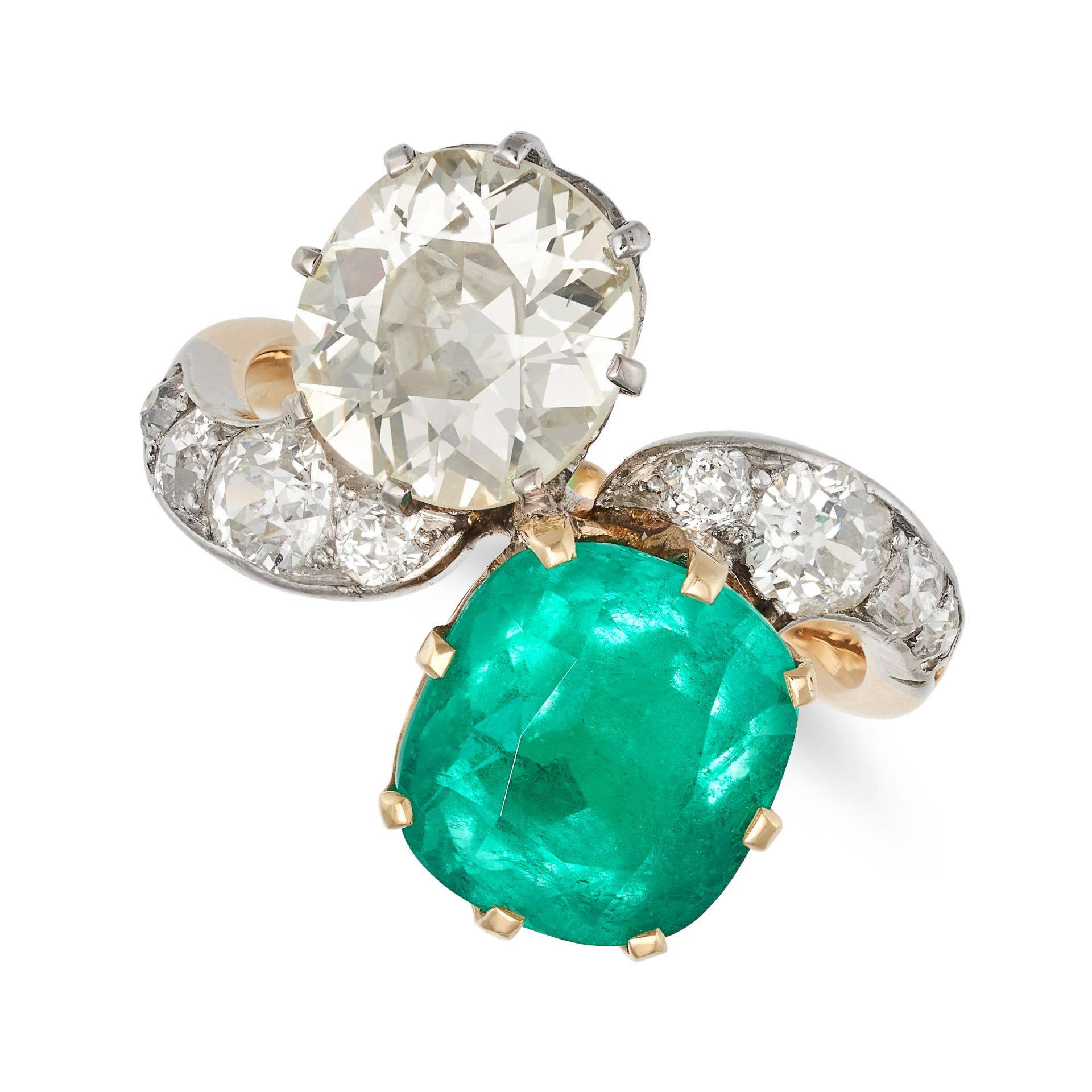 AN ANTIQUE EDWARDIAN COLOMBIAN EMERALD AND DIAMOND TOI ET MOI RING in yellow gold, set with a cus...