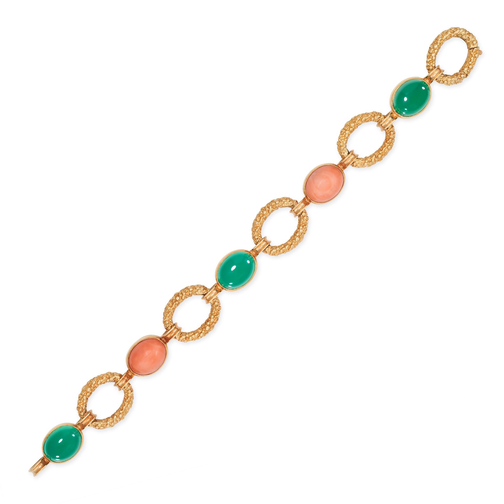 VAN CLEEF & ARPELS, A COLLECTION OF FRENCH CORAL AND CHRYSOPRASE VAN CLEEF & ARPELS JEWELLERY in ... - Bild 2 aus 8