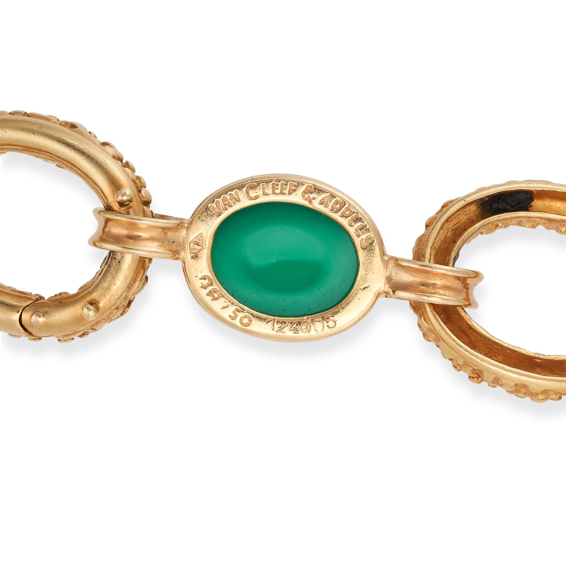 VAN CLEEF & ARPELS, A COLLECTION OF FRENCH CORAL AND CHRYSOPRASE VAN CLEEF & ARPELS JEWELLERY in ... - Bild 3 aus 8