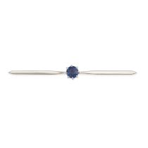 NO RESERVE - AN ANTIQUE SAPPHIRE BAR BROOCH in yellow gold and platinum, set with a round cut sap...