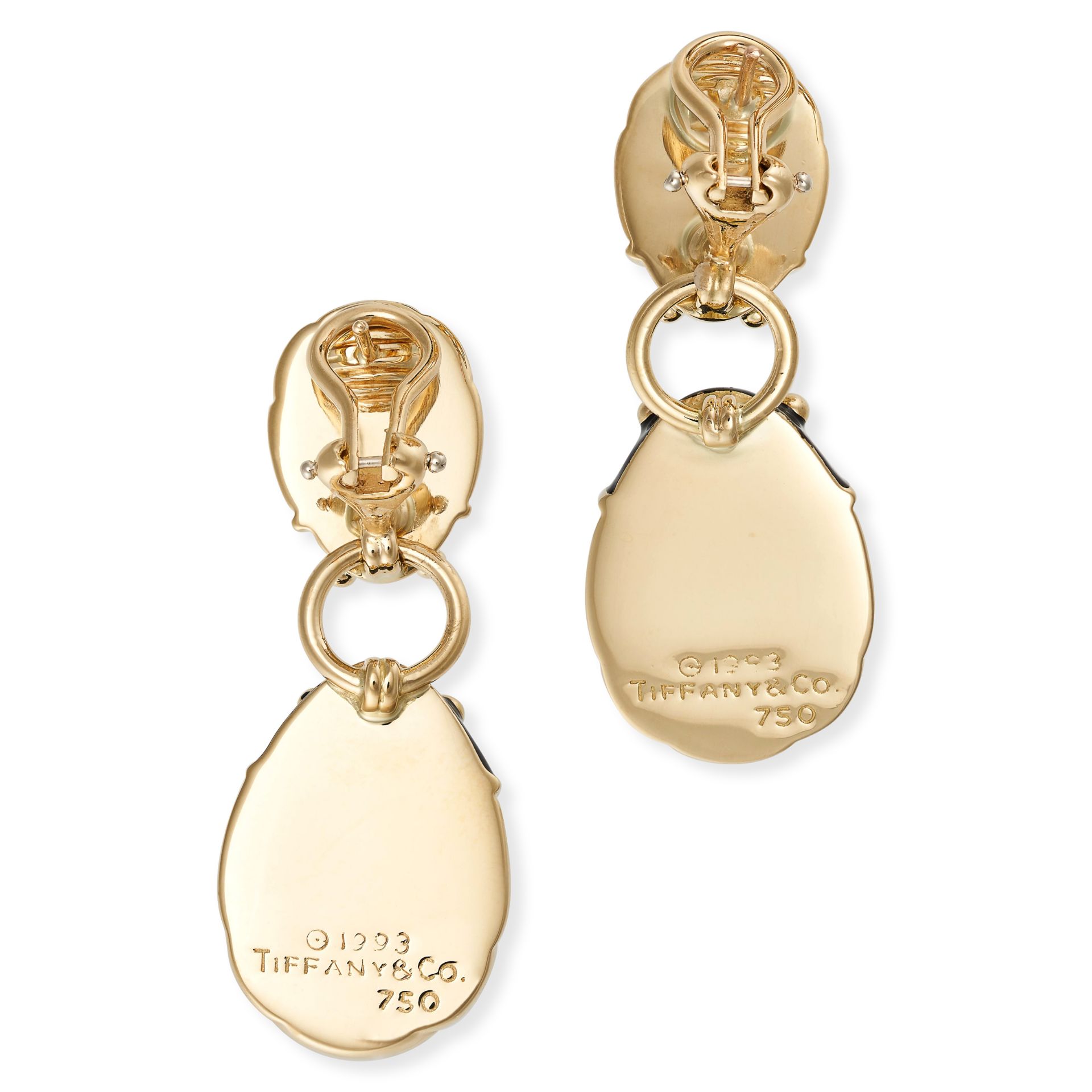TIFFANY & CO., A PAIR OF ENAMEL BEETLE EARRINGS in 18ct yellow gold, each comprising a gold beetl... - Bild 2 aus 2