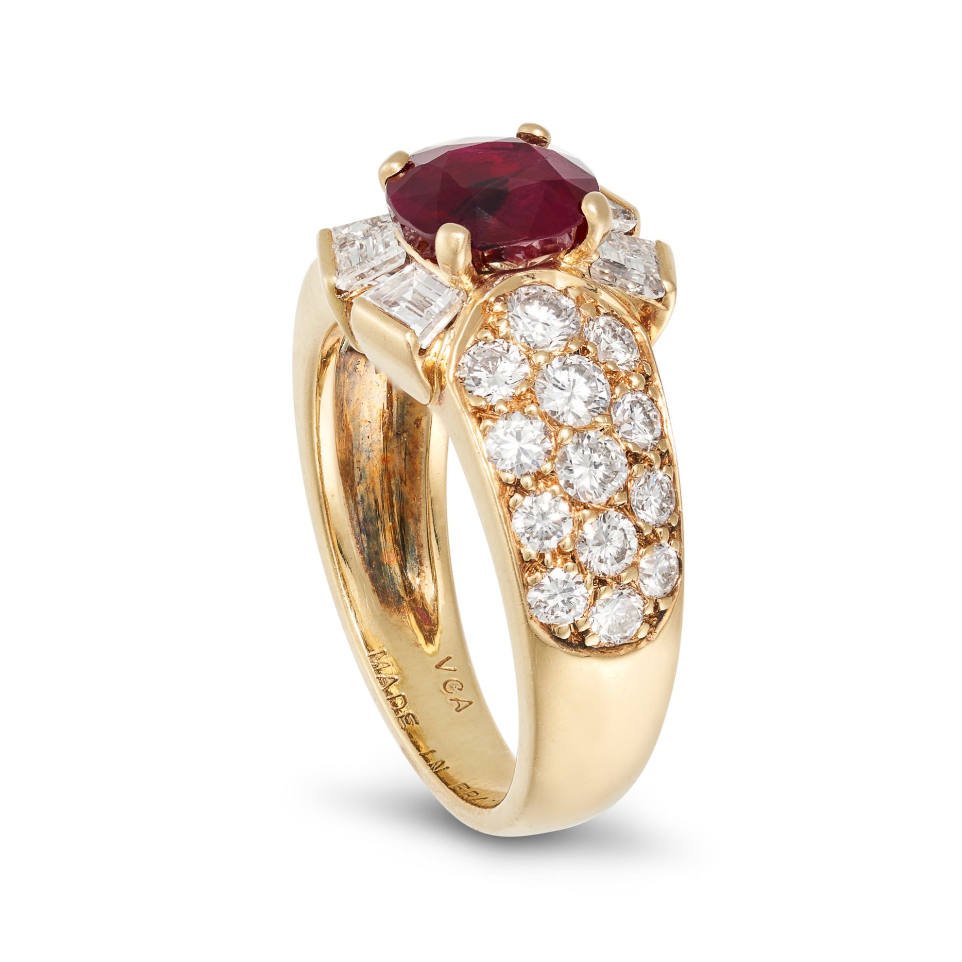 VAN CLEEF & ARPELS, A PIGEON'S BLOOD BURMA NO HEAT RUBY AND DIAMOND RING in 18ct yellow gold, set... - Bild 2 aus 2