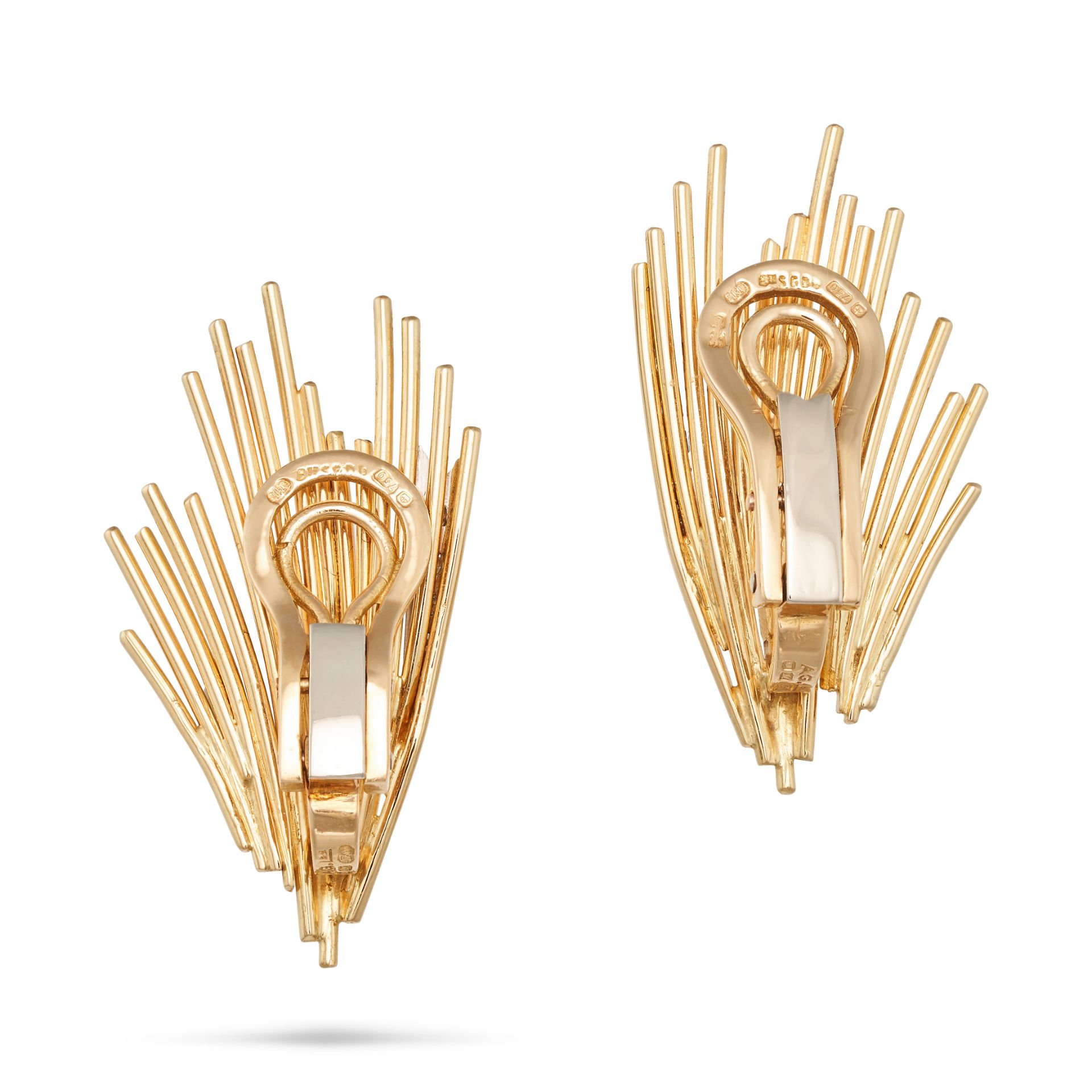 GRIMA, A PAIR OF DIAMOND CLIP EARRINGS, 1986 in 18ct yellow gold, each designed as a gold spray, ... - Bild 2 aus 3