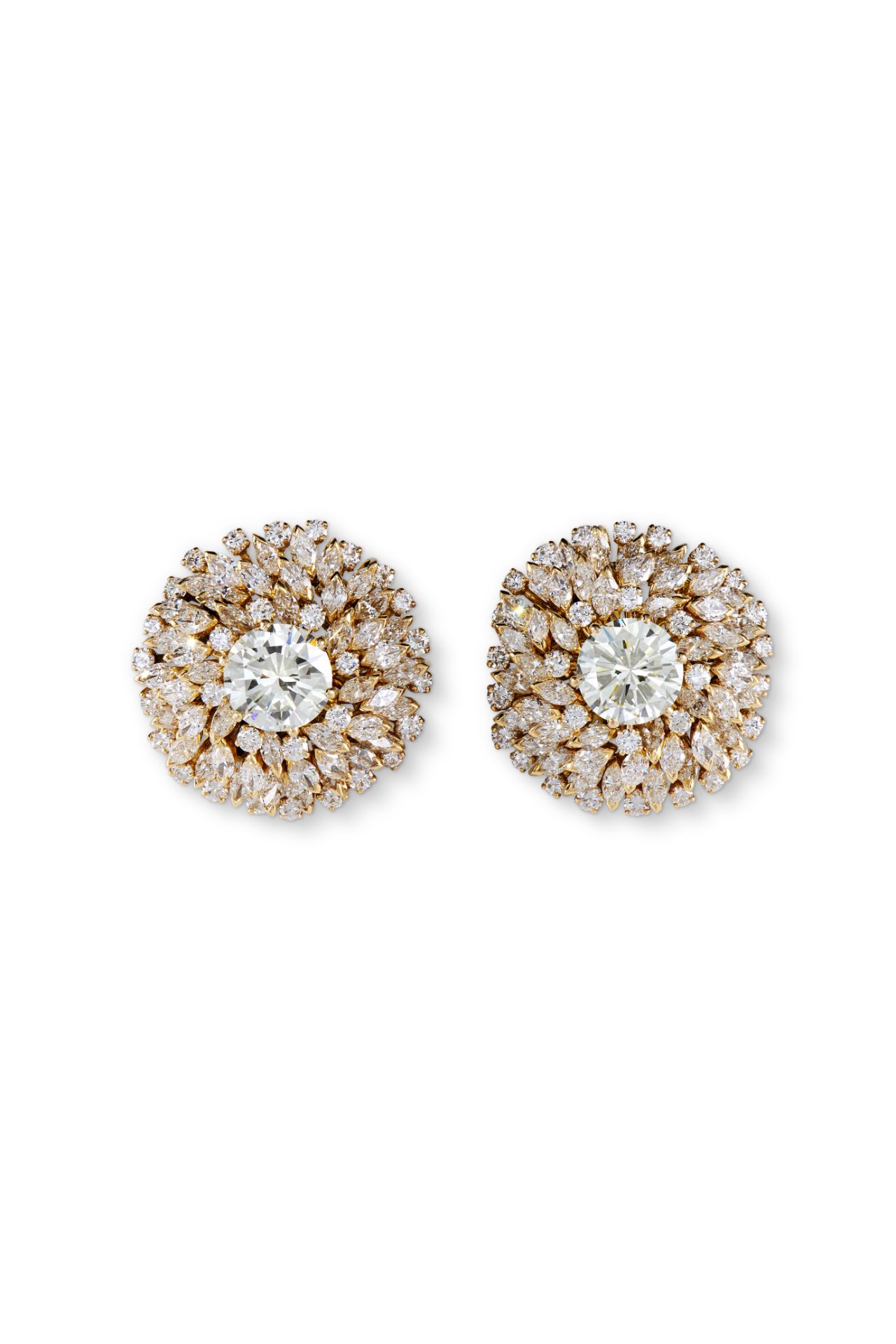BULGARI, AN IMPORTANT DIAMOND BROOCH AND EARRINGS SUITE in 18ct yellow gold, each earring set wit... - Image 3 of 3