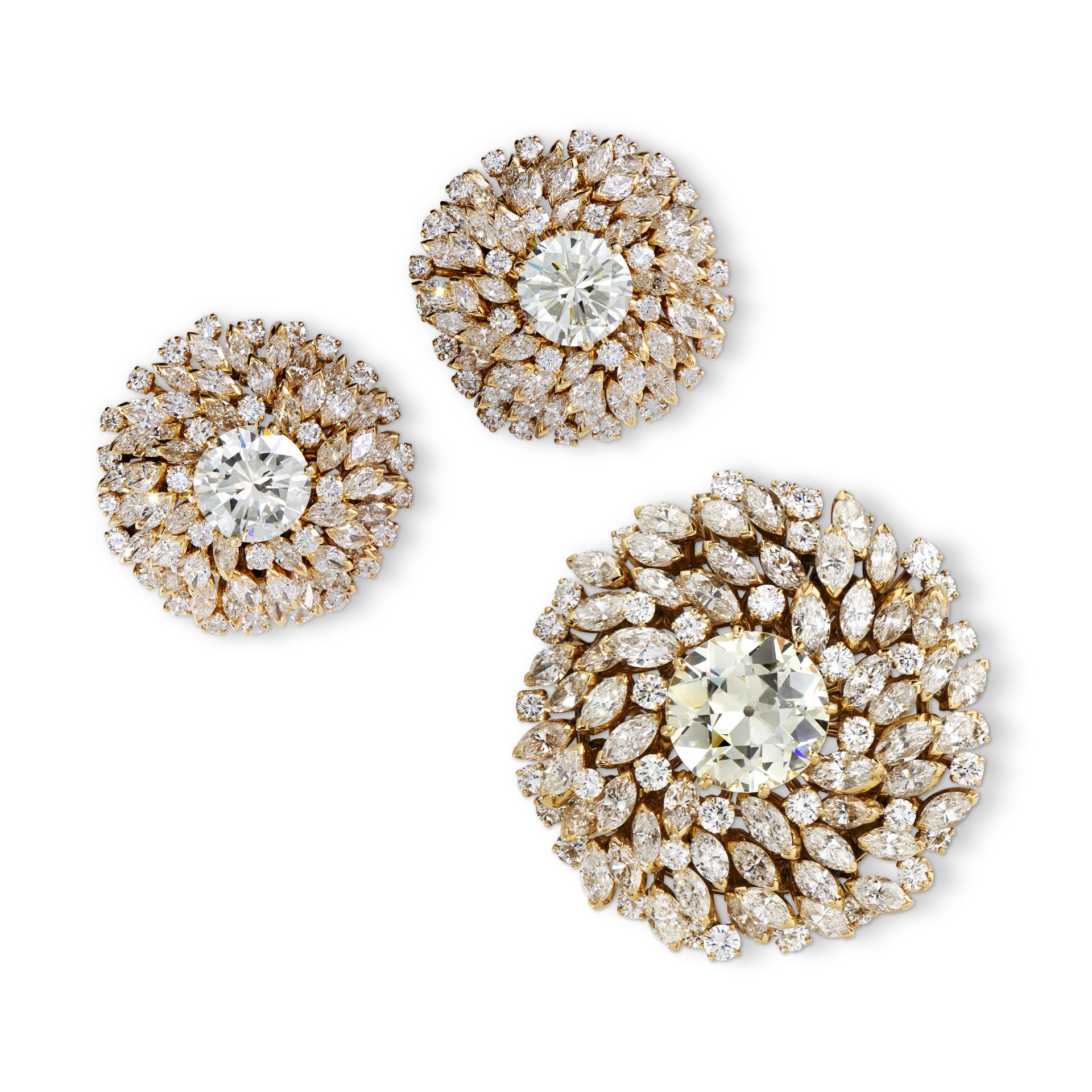 BULGARI, AN IMPORTANT DIAMOND BROOCH AND EARRINGS SUITE in 18ct yellow gold, each earring set wit...