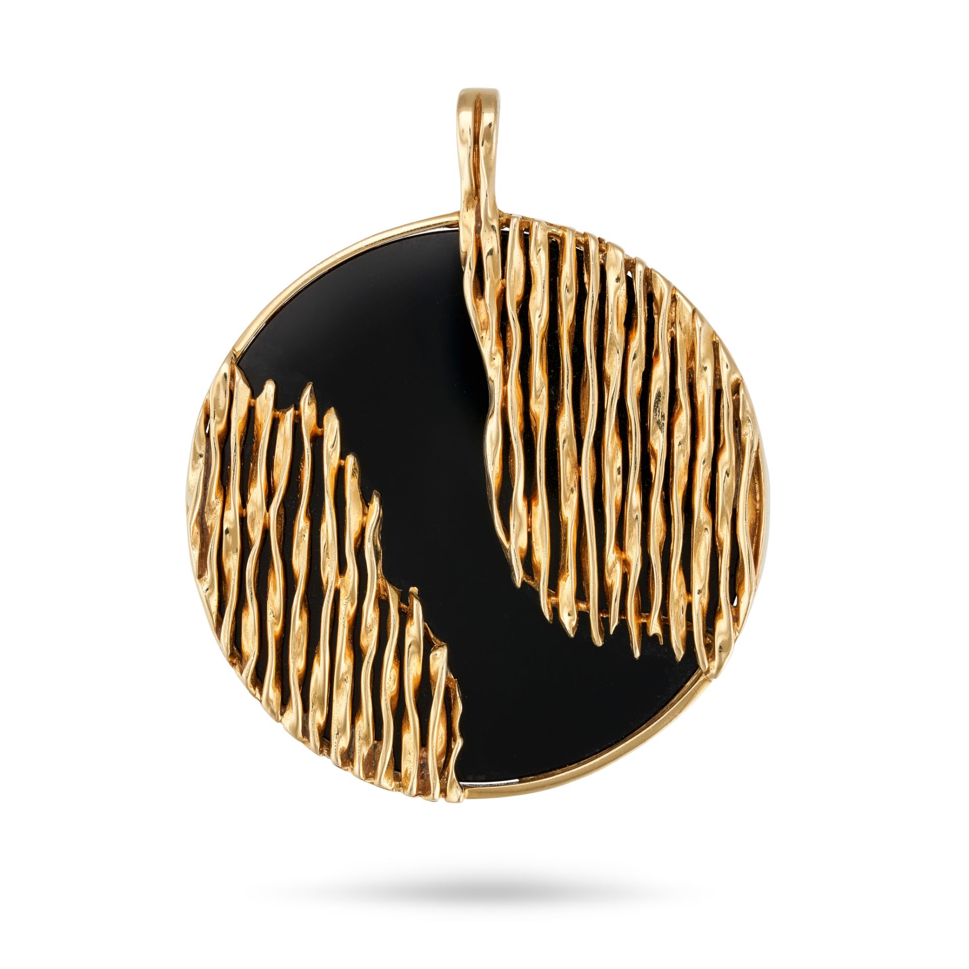 KUTCHINSKY, A MODERNIST ONYX PENDANT, 1975 in 18ct yellow gold, the circular pendant comprising a...