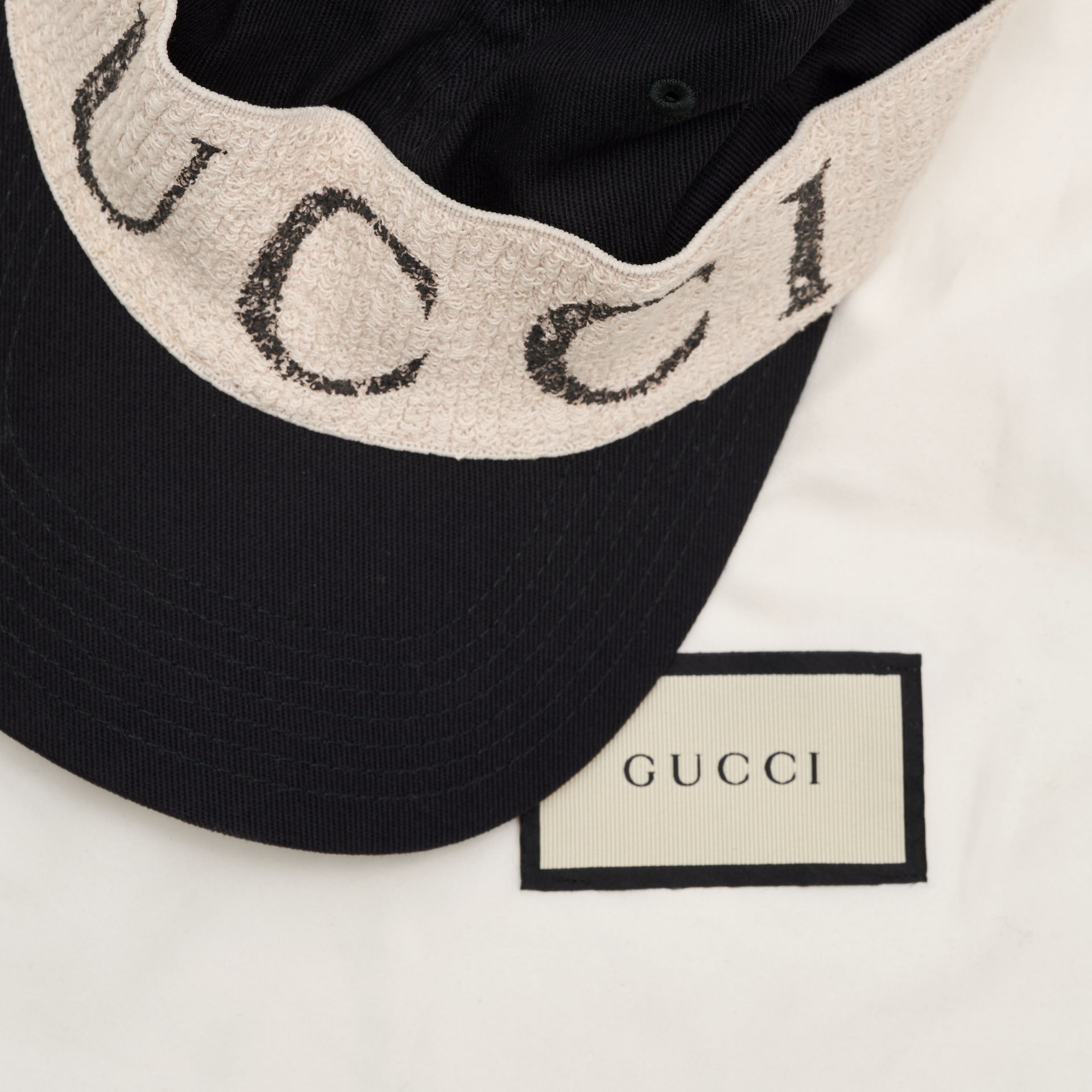 GUCCI LOGO BASEBALL HAT Size L, 59. Black fabric baseball cap with ivory toned 'Gucci' logo deta... - Image 2 of 2