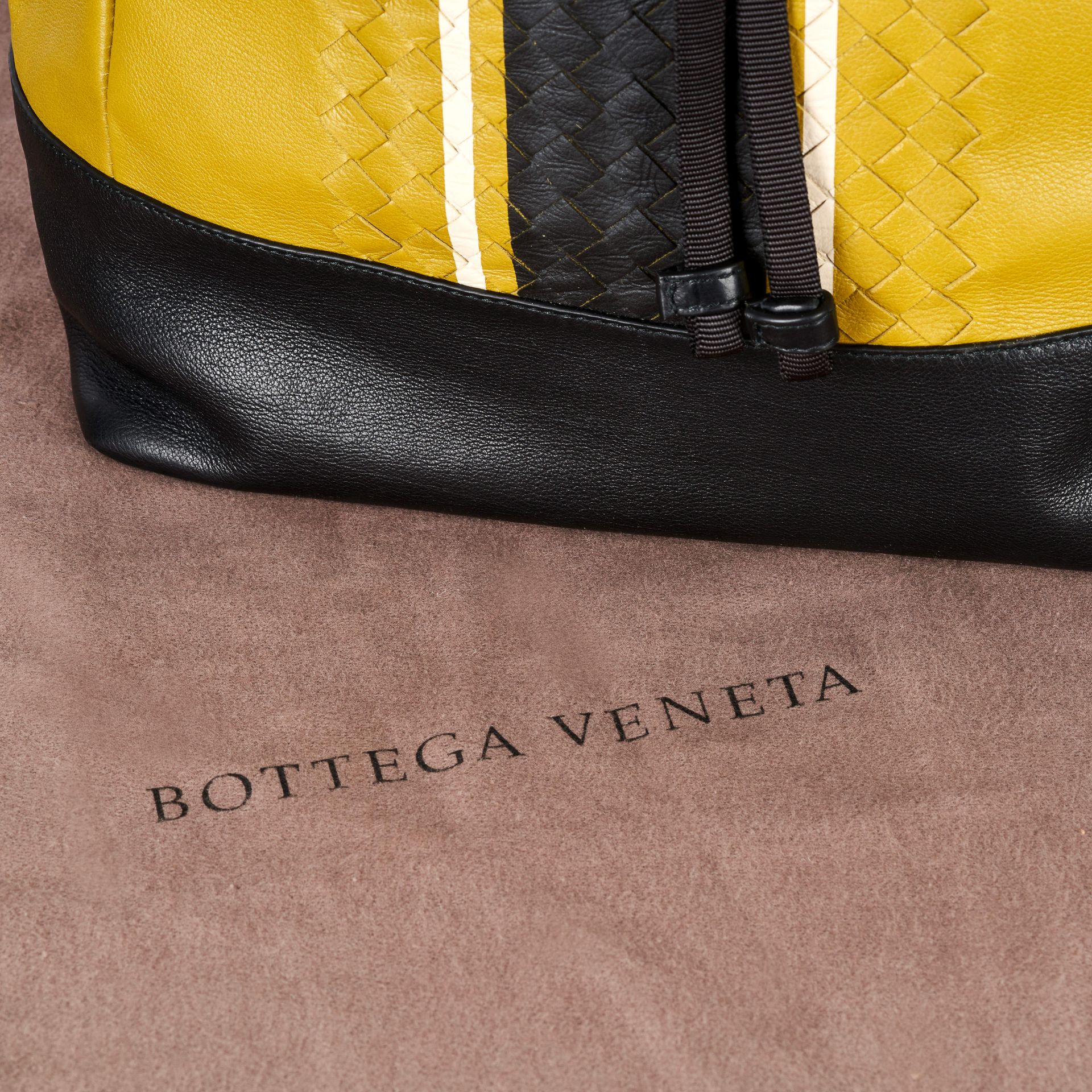 BOTTEGA VENETA GREEN AND BLACK BACKPACK Condition grade A, as new. 35cm long, 45cm high. Adjust... - Bild 3 aus 4