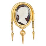 AN ANTIQUE AGATE CAMEO BROOCH in yellow gold, set with an oval agate cameo carved to depict the b...