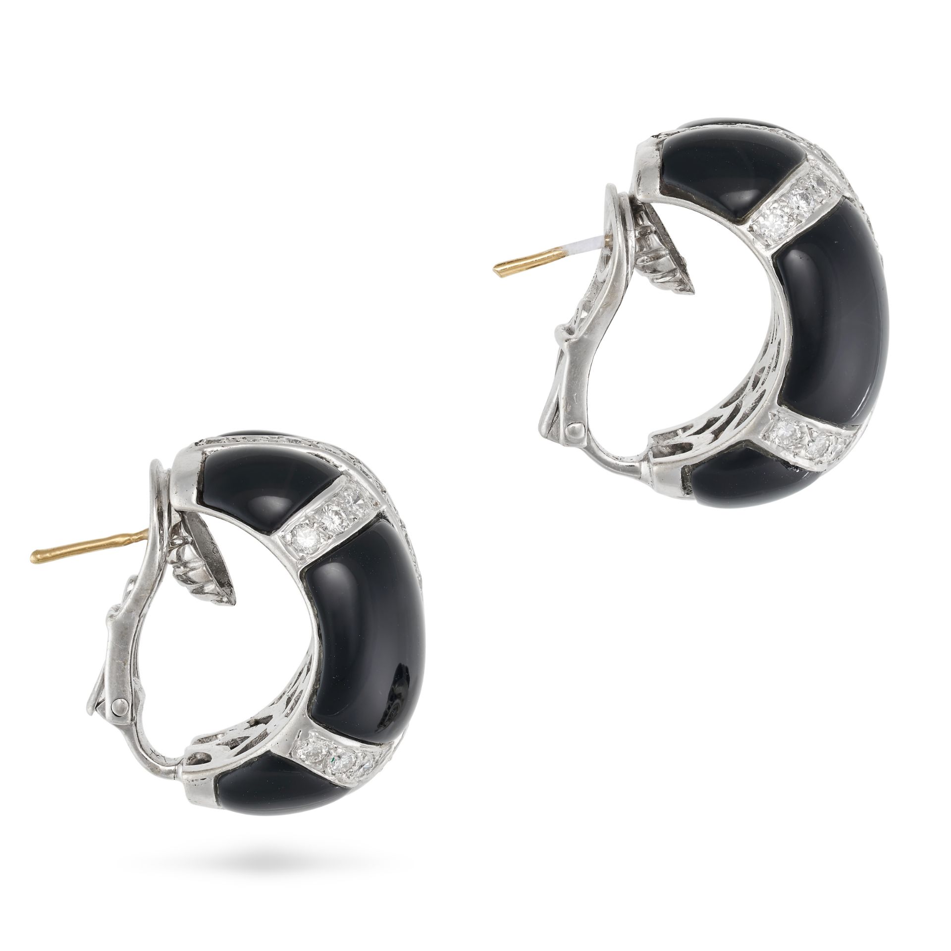 A PAIR OF ITALIAN ONYX AND DIAMOND EARRINGS in 18ct white gold, of modernist design with applied ... - Bild 2 aus 2