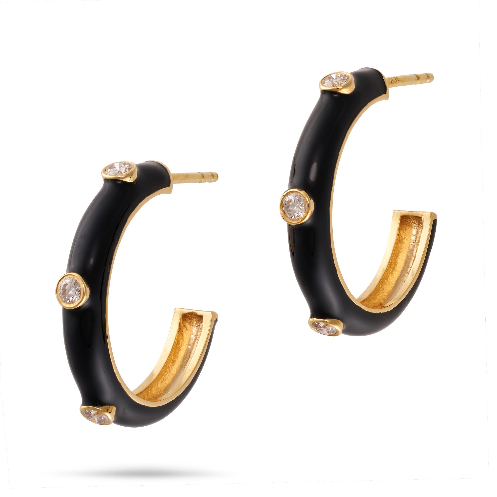 A PAIR OF DIAMOND AND ENAMEL HOOP EARRINGS in 18ct yellow gold, each designed as a hoop decorated... - Bild 2 aus 2