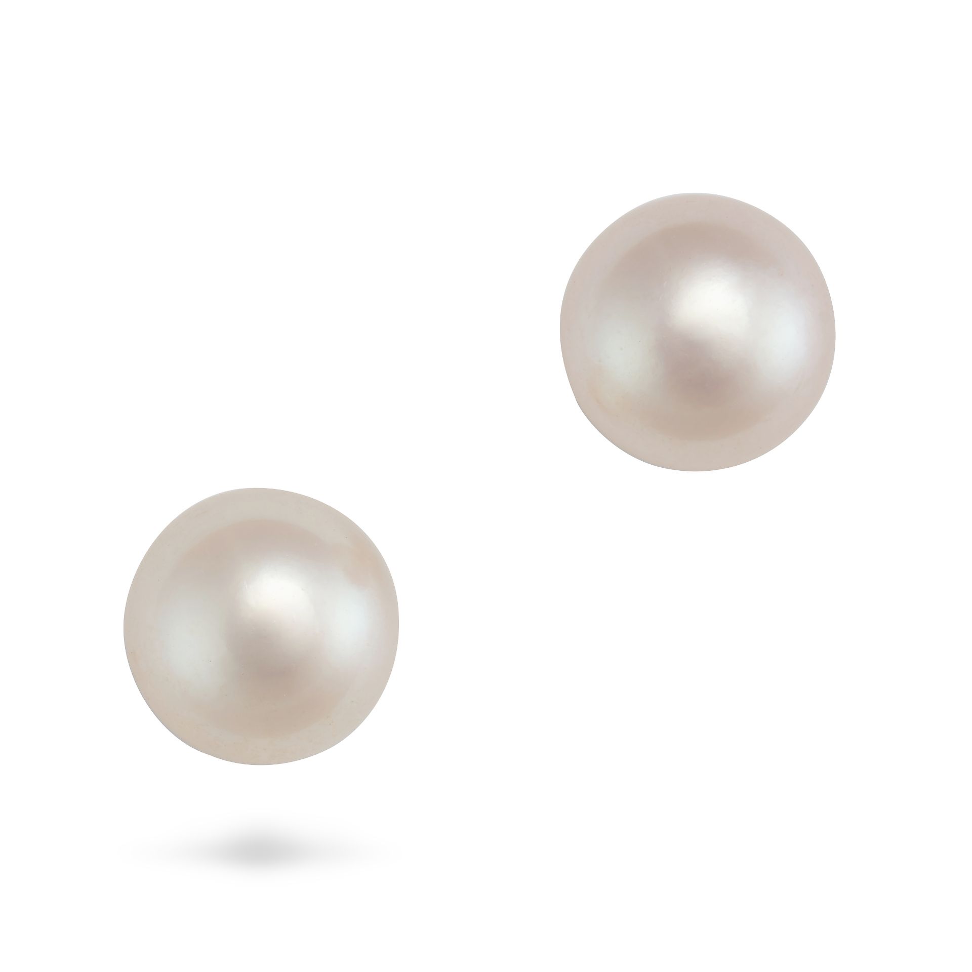 NO RESERVE - A PAIR OF PEARL STUD EARRINGS in yellow gold, each set with a pearl of 9.5mm, no ass...