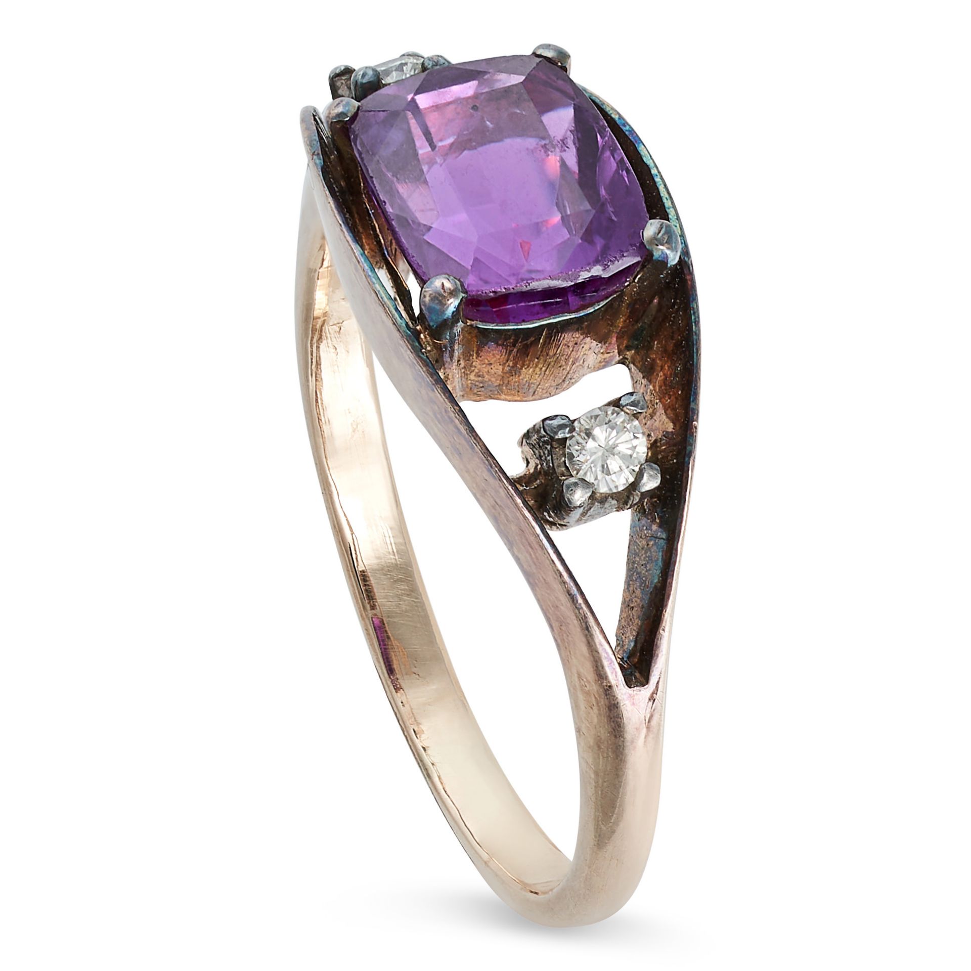 A PURPLE SAPPHIRE AND DIAMOND RING in yellow gold, set with a cushion cut purple sapphire of appr... - Bild 2 aus 2