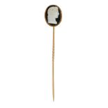 AN ANTIQUE AGATE CAMEO STICK PIN in yellow gold, set with an agate cameo carved to depict the pro...