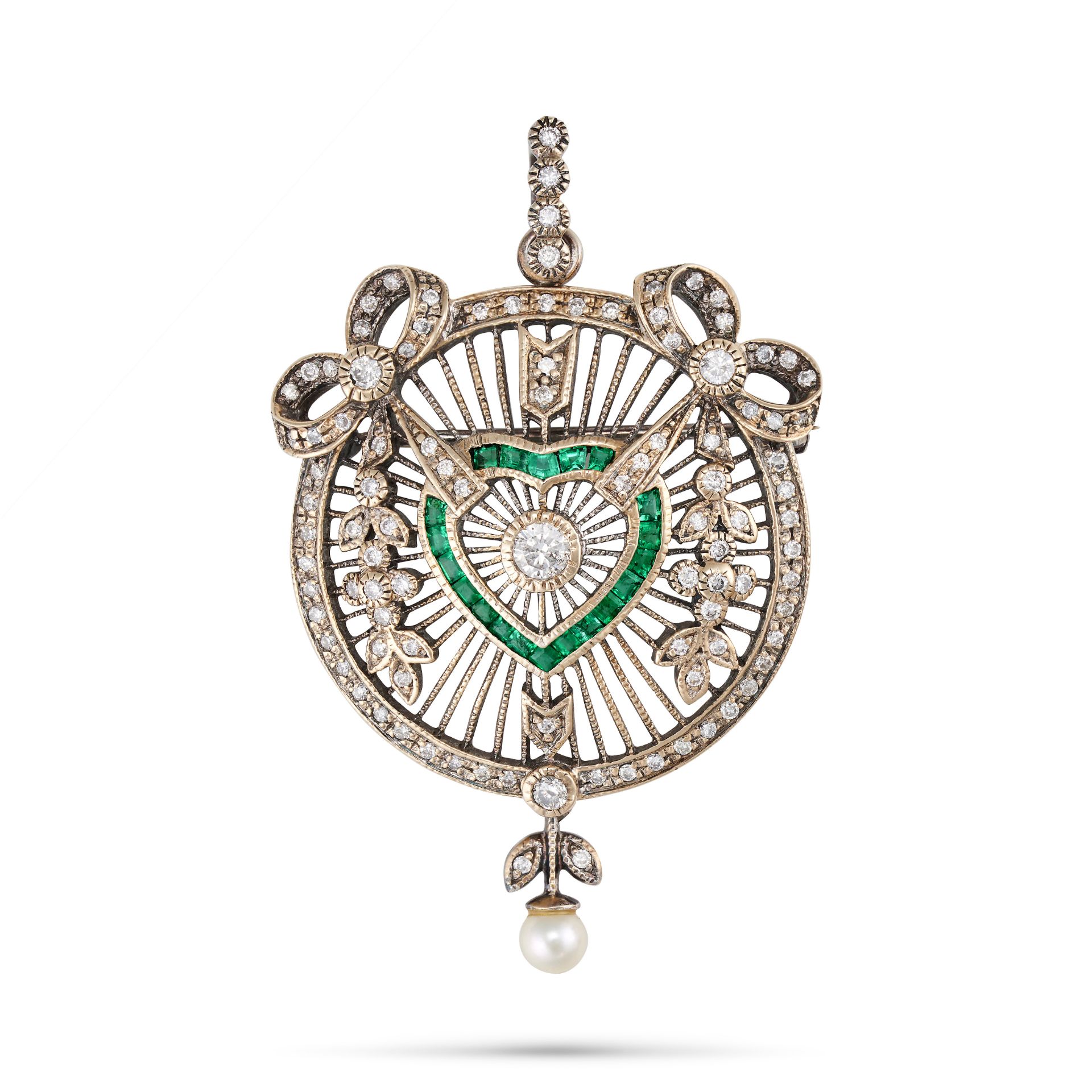 A DIAMOND, EMERALD AND PEARL BROOCH / PENDANT in white gold, set to the centre with a round brill...