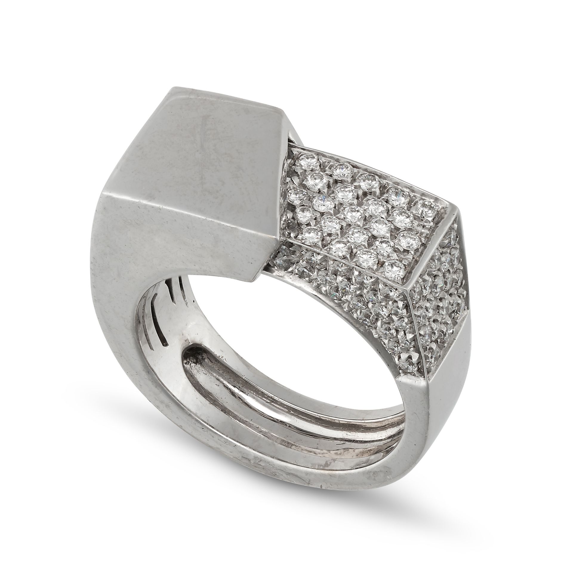 A DIAMOND DRESS RING in 18ct white gold, the geometric band comprising a section pave set with ro... - Bild 2 aus 2