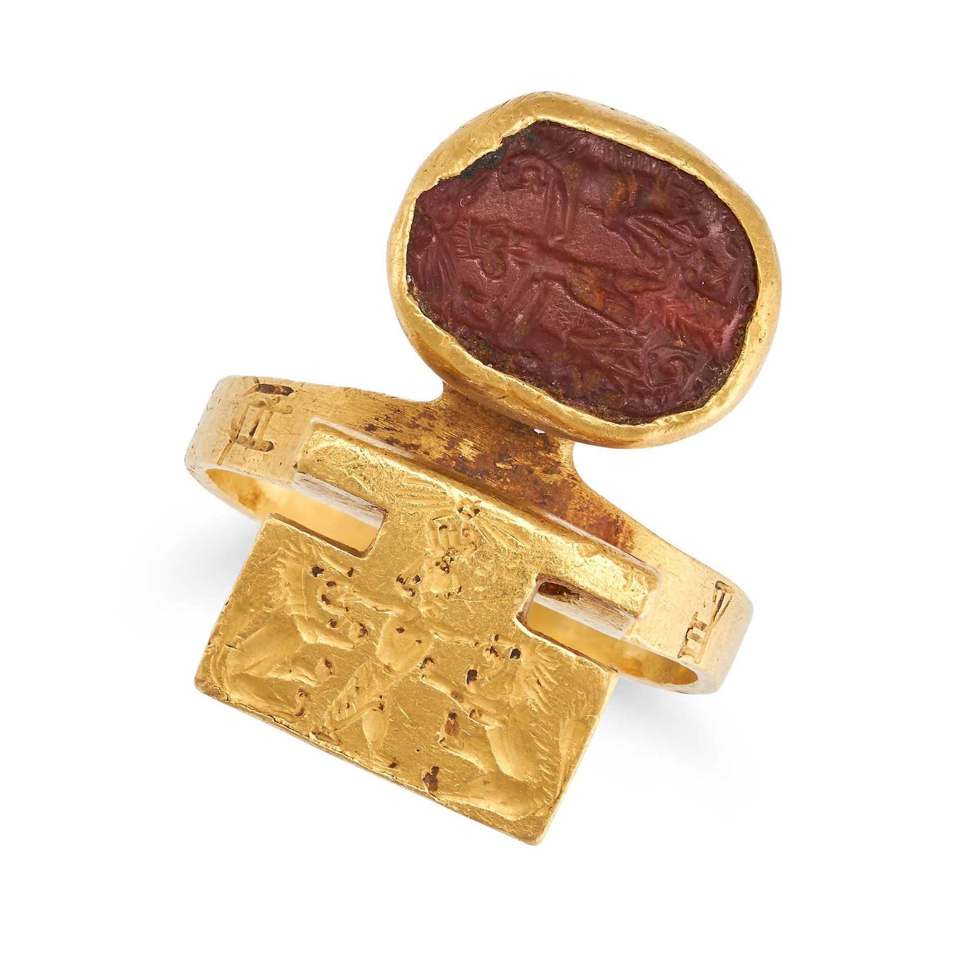 AN ANTIQUE ISLAMIC CARNELIAN AND GOLD INTAGLIO RING in high carat yellow gold, set with an ancien...