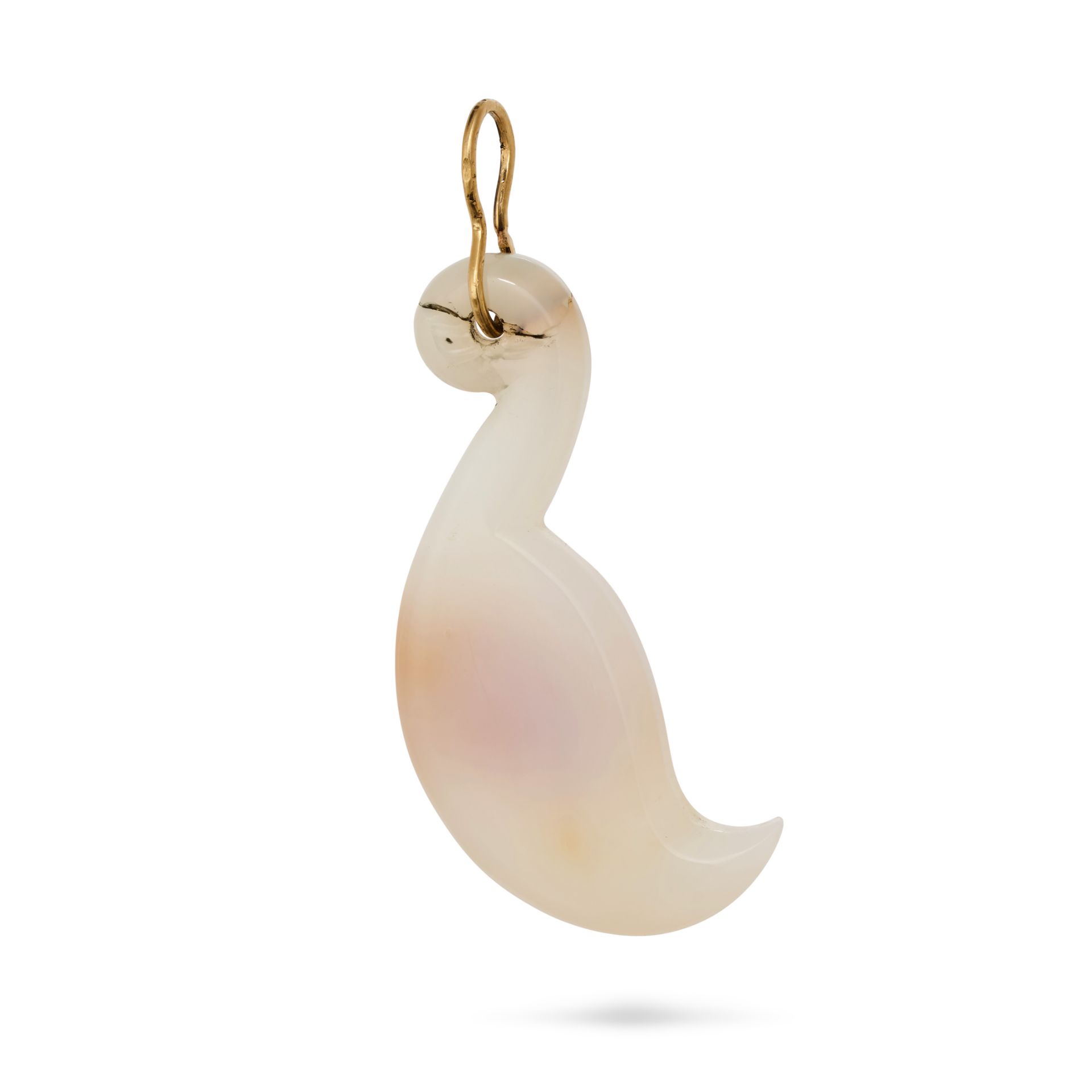 AN AGATE BIRD PENDANT the agate carved to depict a bird, no assay marks, 4.3cm, 3.3g.