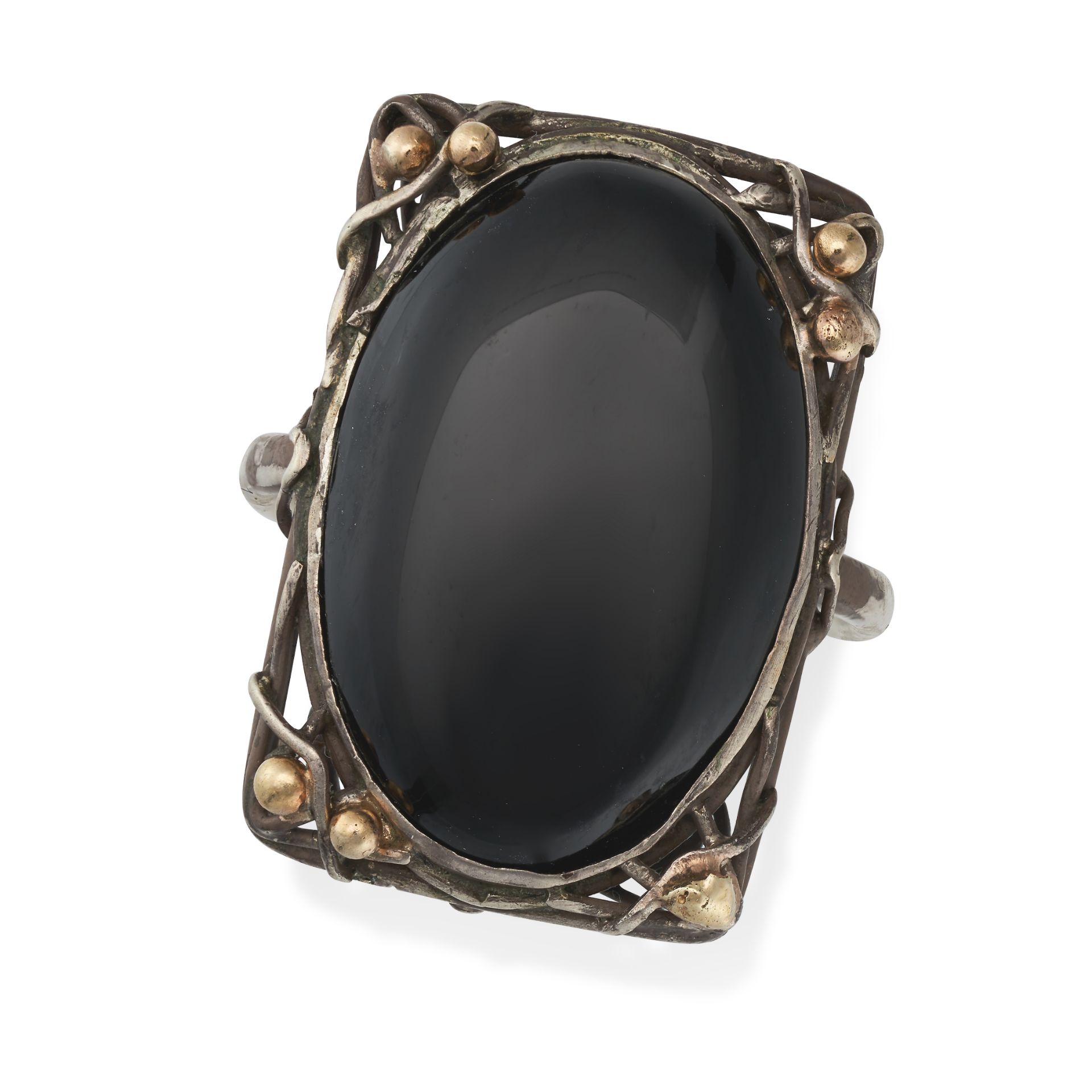 AN ANTIQUE ART NOUVEAU ONYX RING in silver, set with an oval cut onyx in a scrolling Art Nouveau ...
