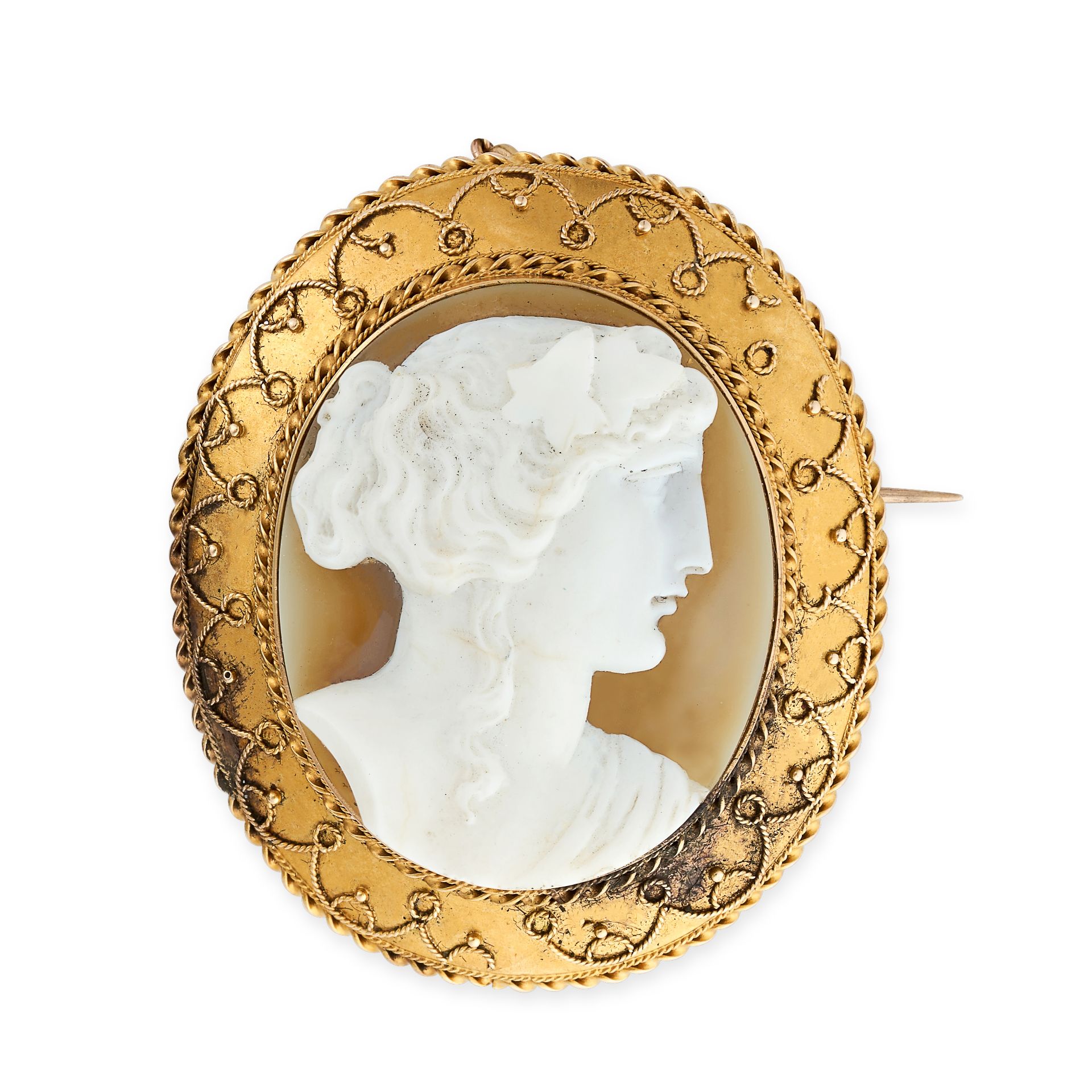 AN ANTIQUE AGATE CAMEO BROOCH in yellow gold, set with an oval agate cameo carved to depict the p...