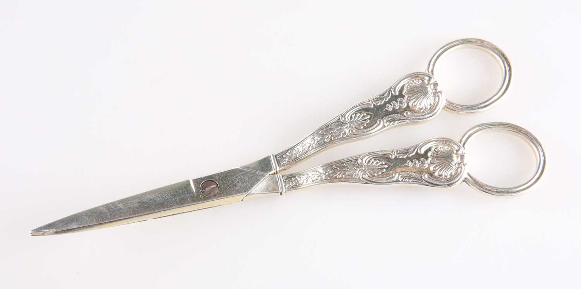 A PAIR OF GEORGE III SILVER KING'S HONEYSUCKLE PATTERN GRAPE SHEARS - Image 2 of 3