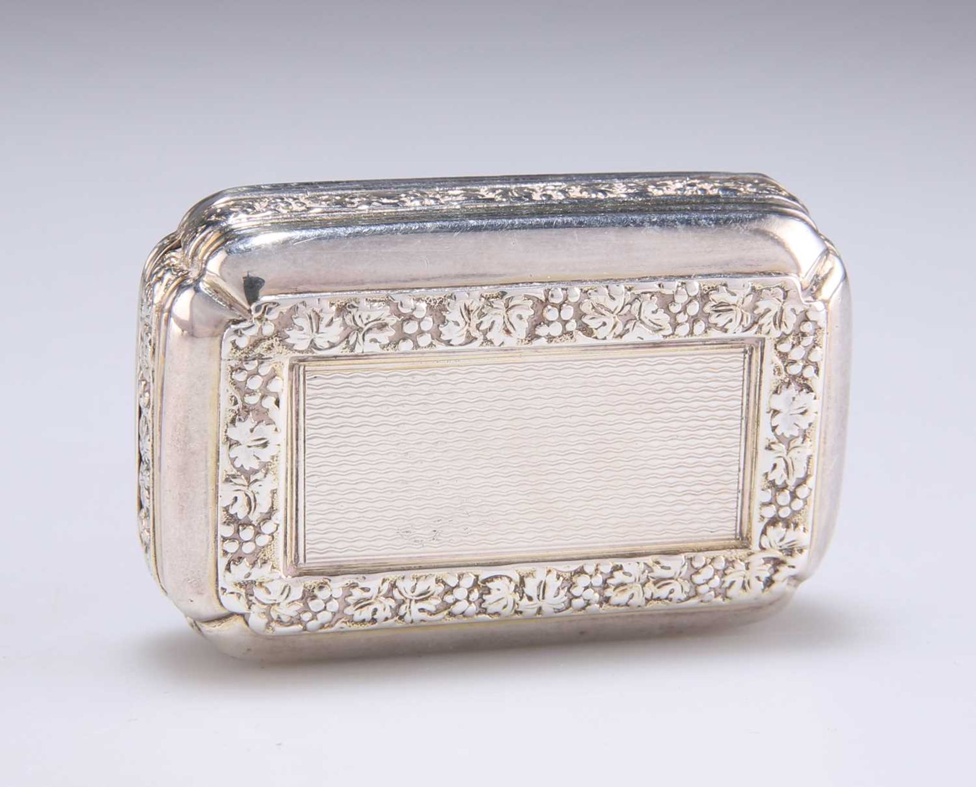 A GEORGE III SILVER SNUFF BOX - Image 2 of 3