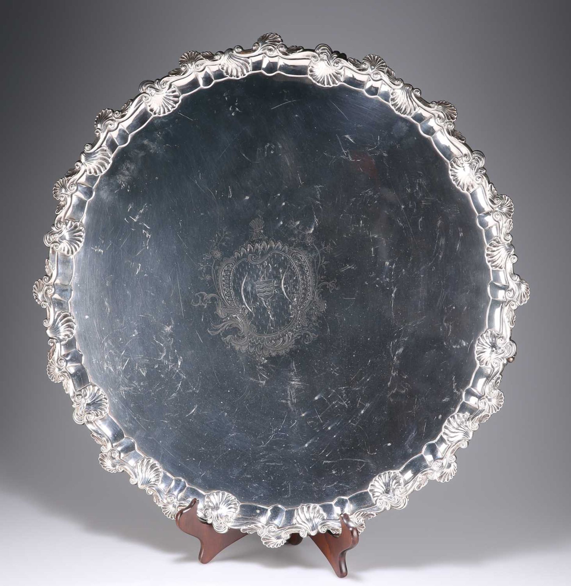 A LARGE GEORGE III SILVER SALVER - Image 2 of 3