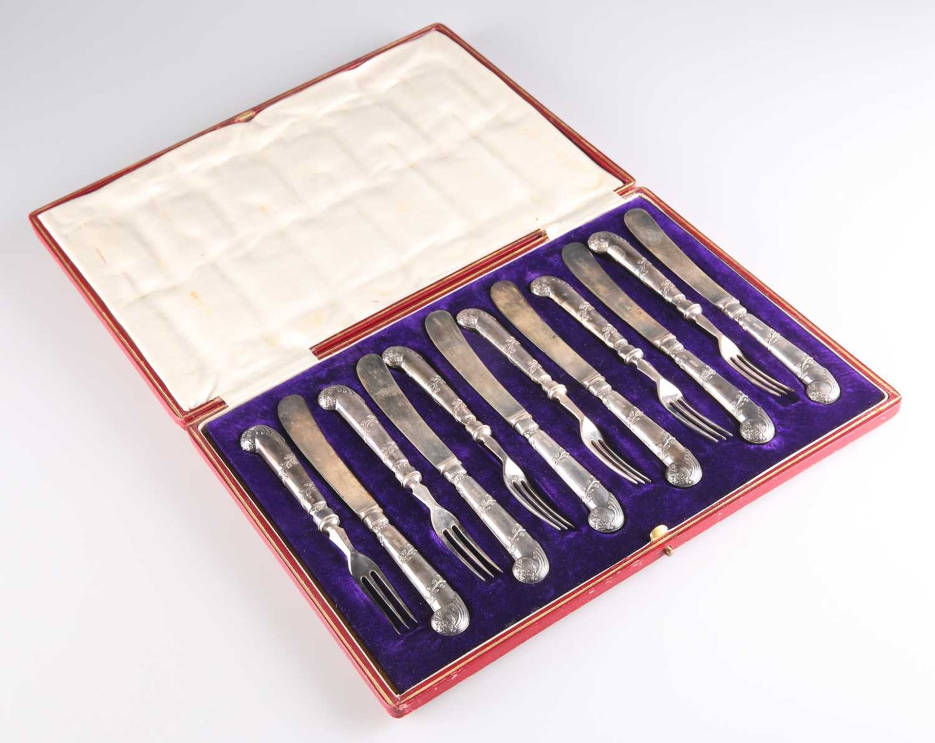 A SET OF SIX PAIRS OF EDWARDIAN SILVER-HANDLED DESSERT KNIVES AND FORKS - Image 2 of 3