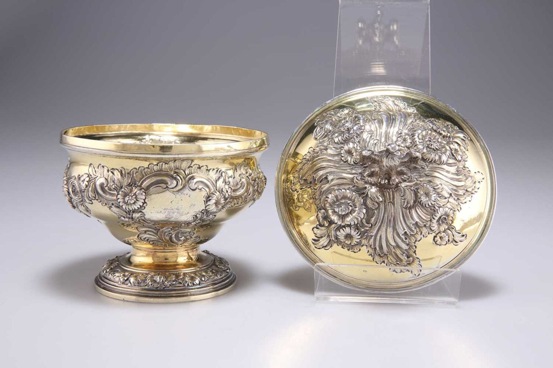 A GEORGE II SILVER-GILT SUGAR BOWL AND COVER - Image 3 of 4