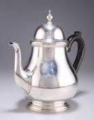 A SUBSTANTIAL TIFFANY & CO SILVER 3-PINT TEAPOT