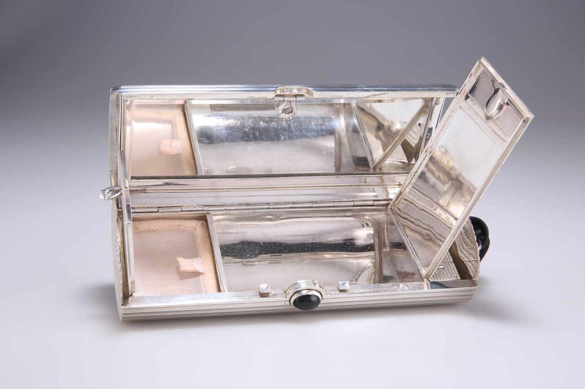 GUCCI: A SILVER MINAUDIÈRE EVENING CLUTCH PURSE, CIRCA 1960S - Image 2 of 4