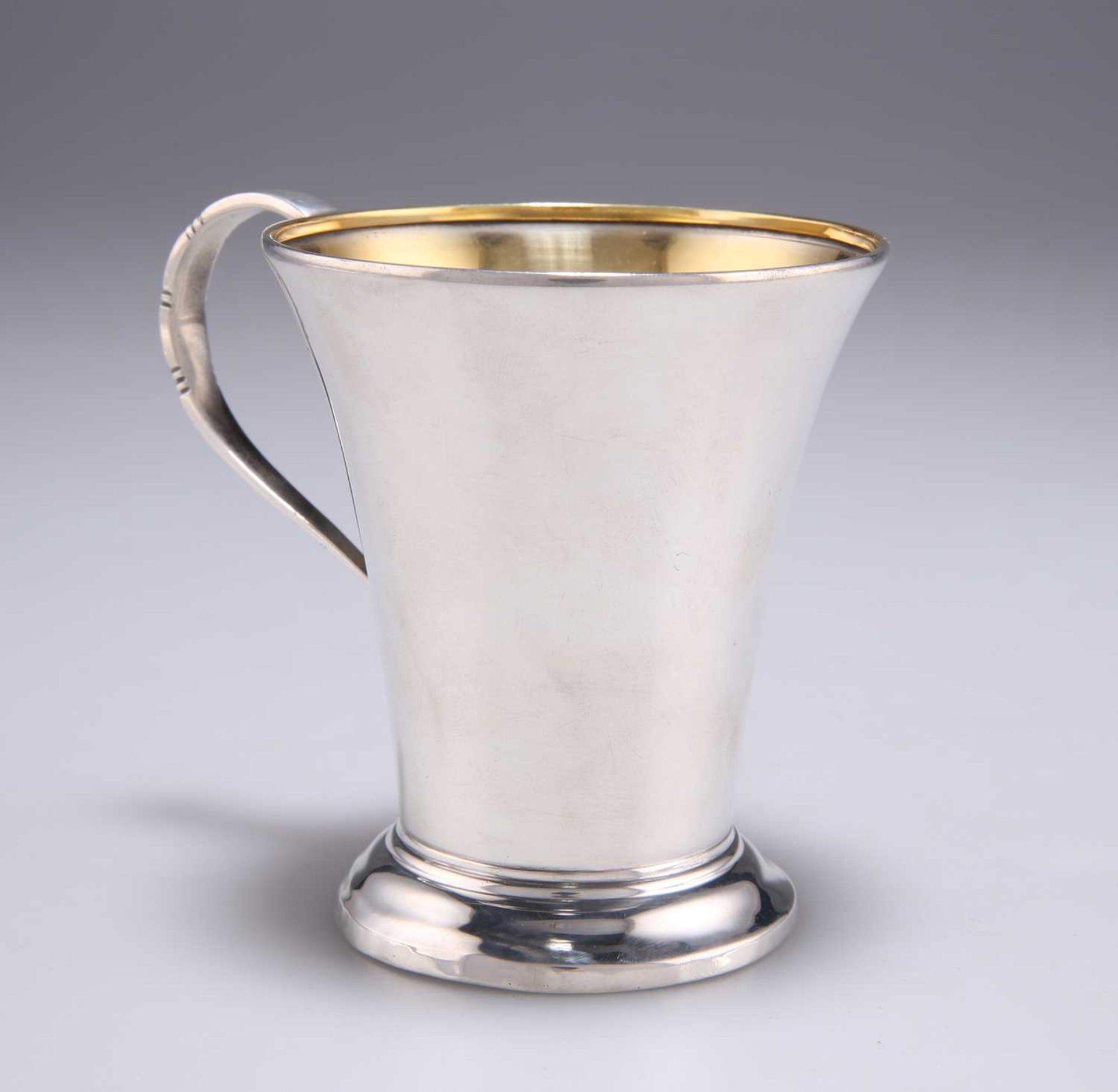 AN ART DECO SILVER MUG - Image 2 of 3