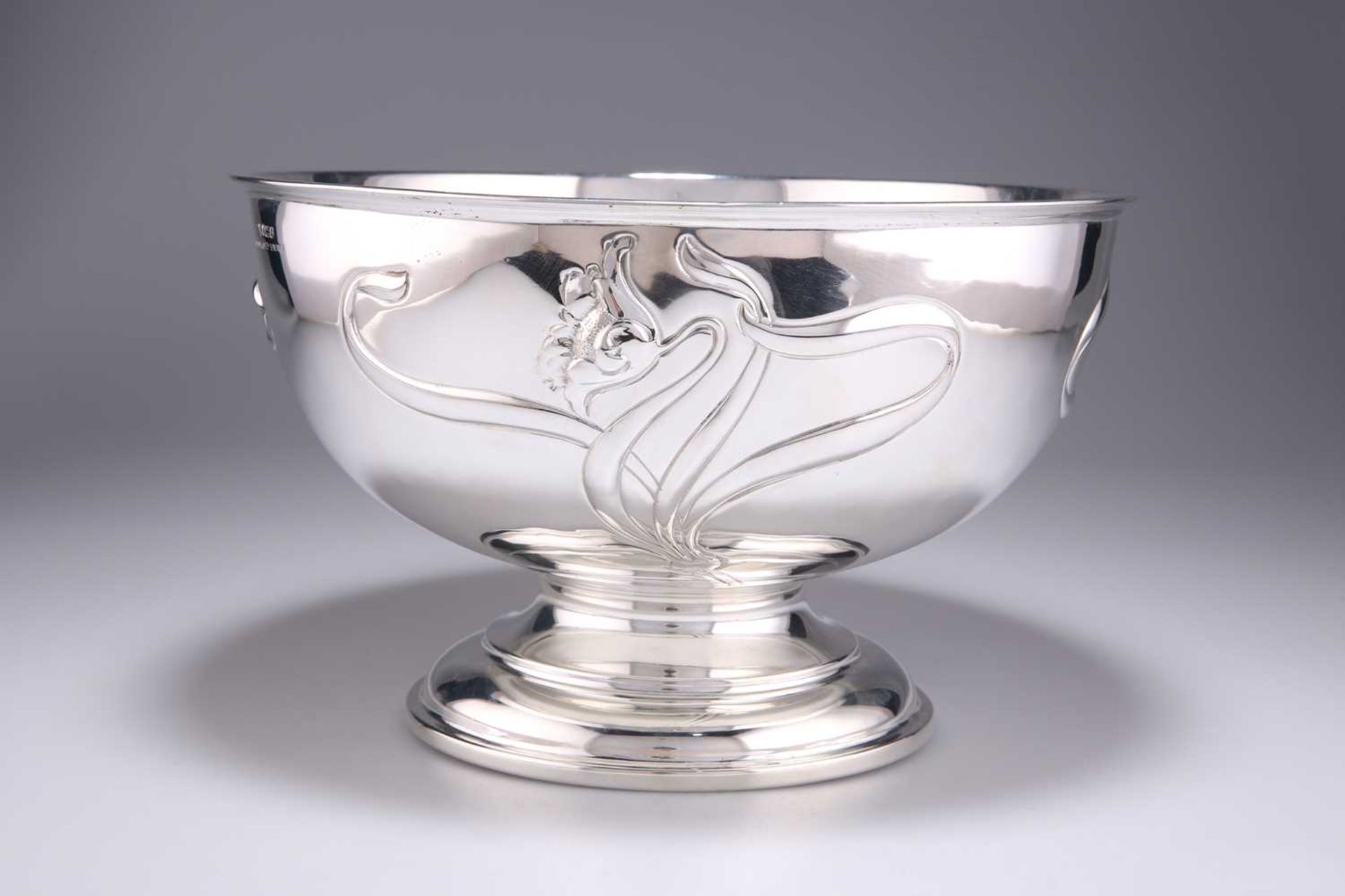 A LARGE ART NOUVEAU SILVER BOWL - Image 2 of 4