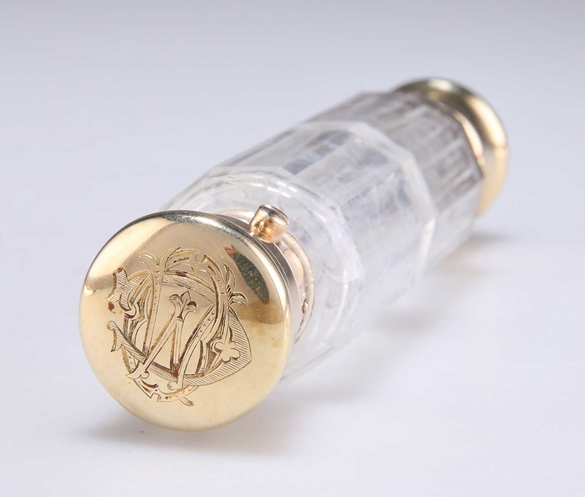 A VICTORIAN 14-CARAT GOLD-MOUNTED GLASS DOUBLE-ENDED SCENT BOTTLE - Image 2 of 3