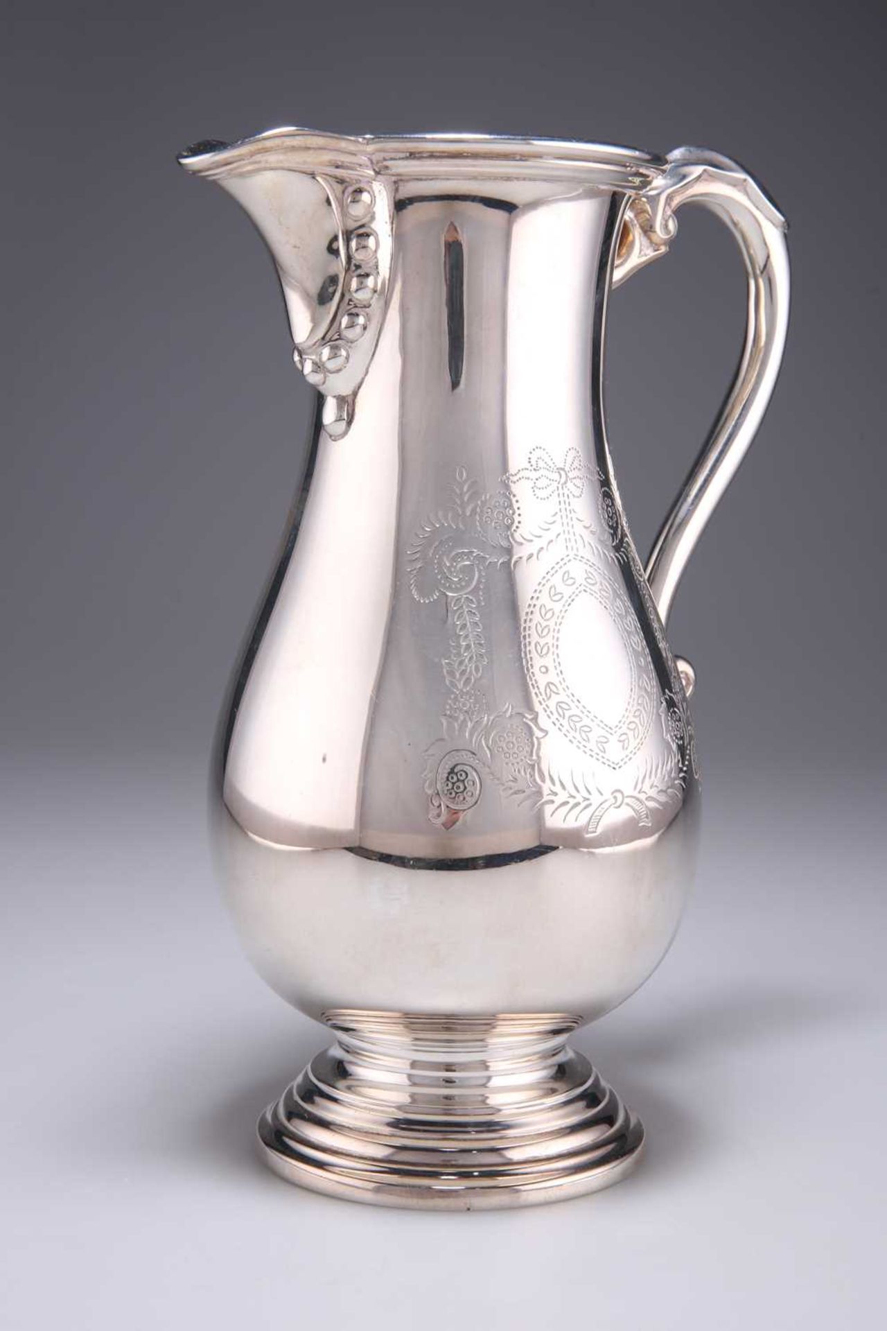 A GEORGIAN STYLE SILVER BEER JUG - Image 2 of 4