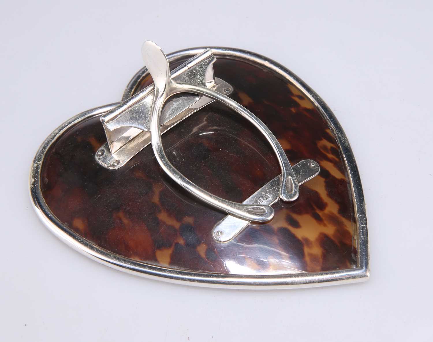 A GEORGE V SILVER AND TORTOISESHELL LETTER CLIP - Image 2 of 2