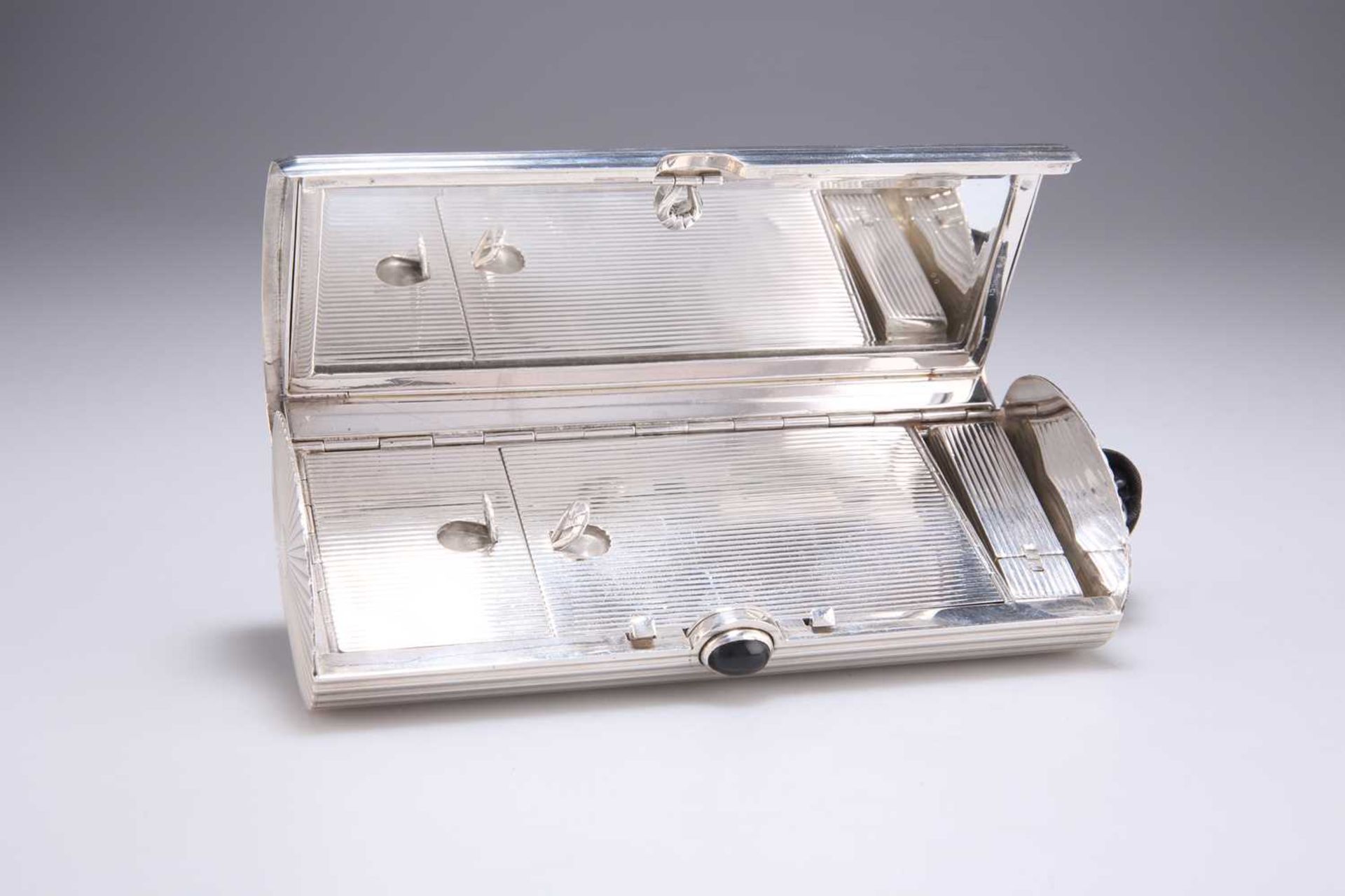 GUCCI: A SILVER MINAUDIÈRE EVENING CLUTCH PURSE, CIRCA 1960S - Image 3 of 4