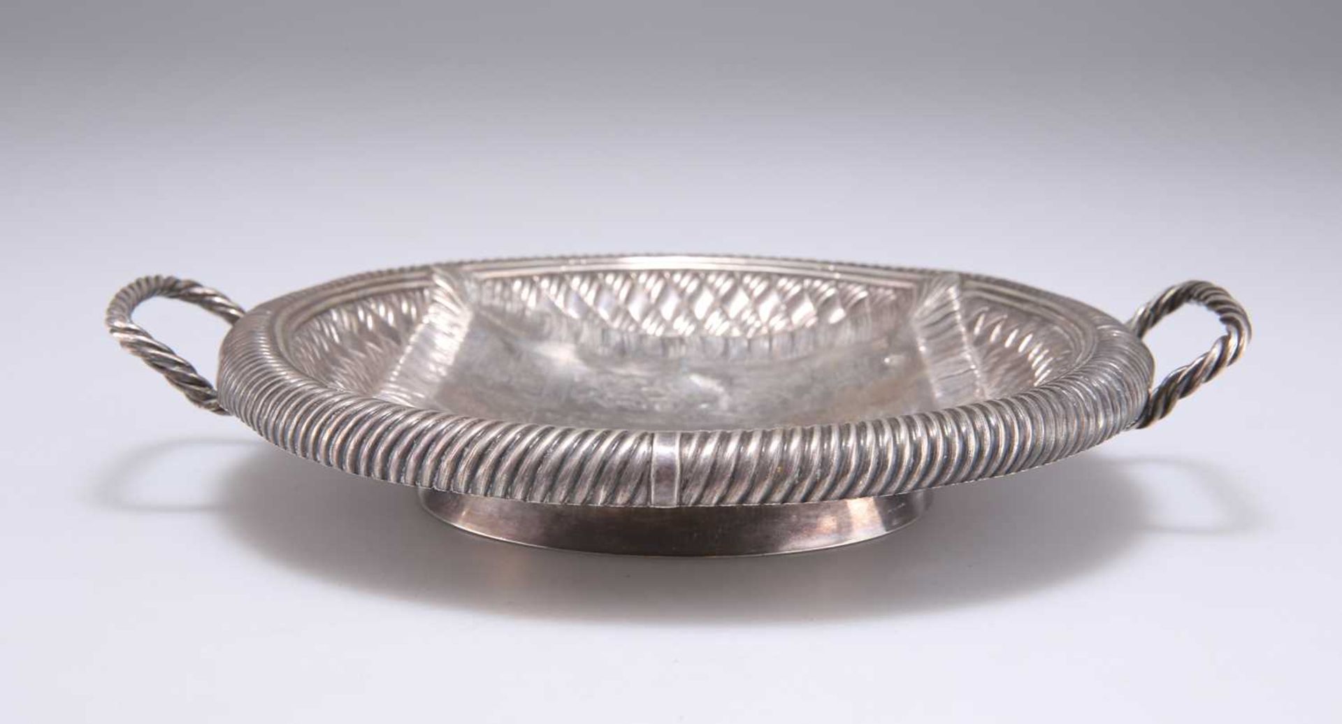 A LATE 19TH CENTURY RUSSIAN SILVER TROMPE L'OEIL BREAD BASKET - Bild 2 aus 11