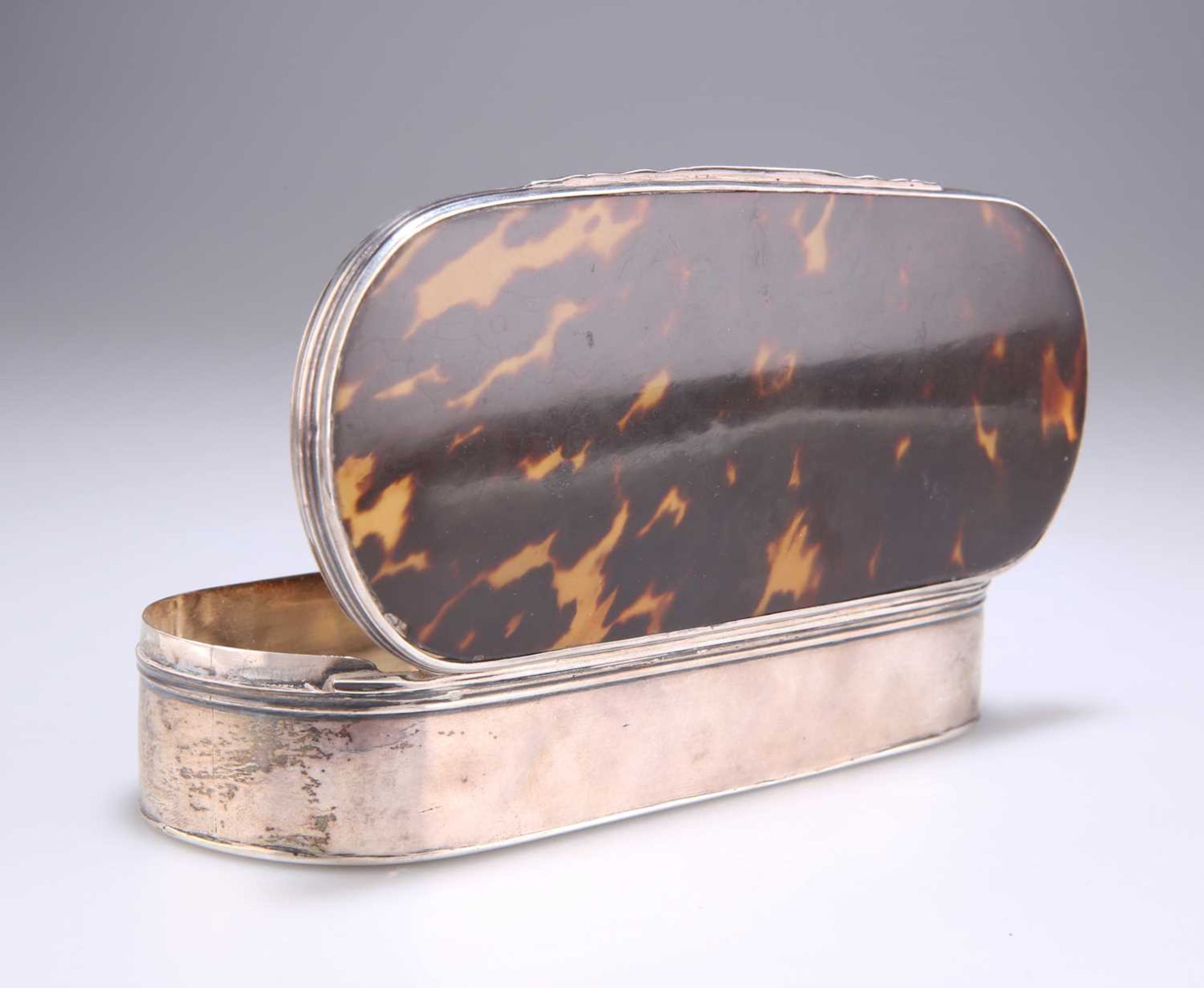 A GEORGE III SILVER AND TORTOISESHELL BOX - Image 2 of 3