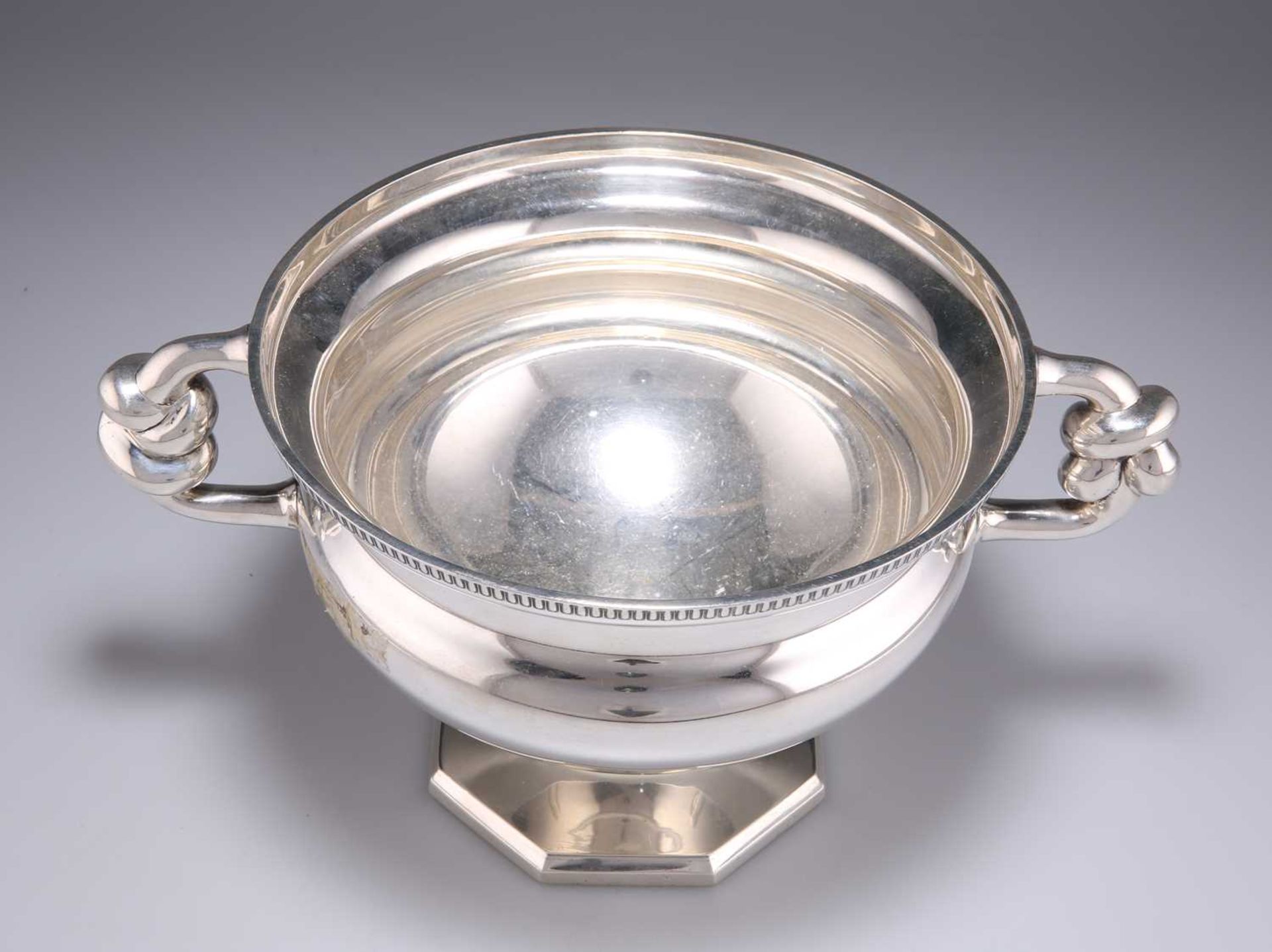 A LARGE GEORGE V SILVER TWO-HANDLED BOWL - Image 4 of 4