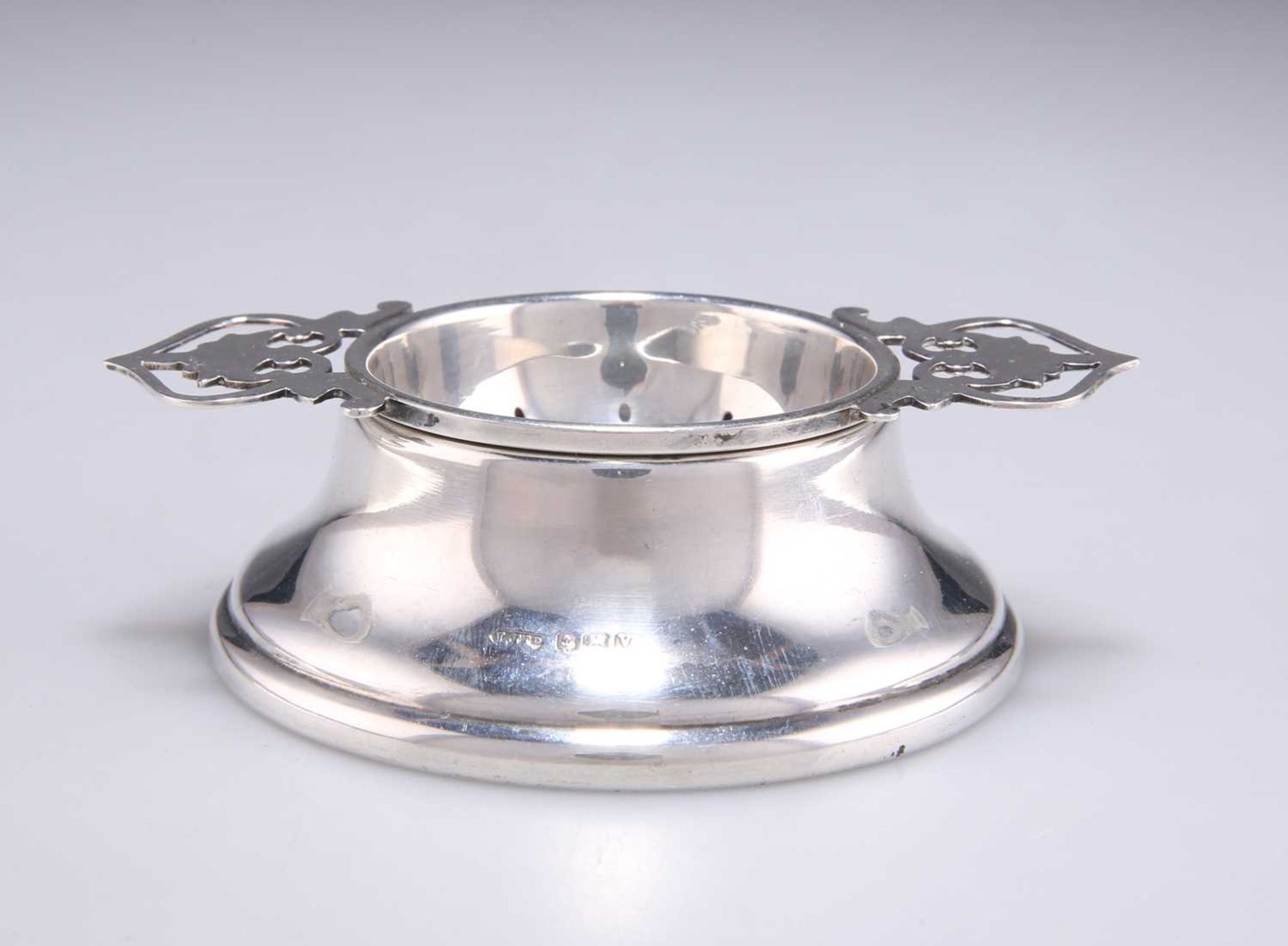 A GEORGE VI SILVER TEA STRAINER ON STAND - Image 2 of 2