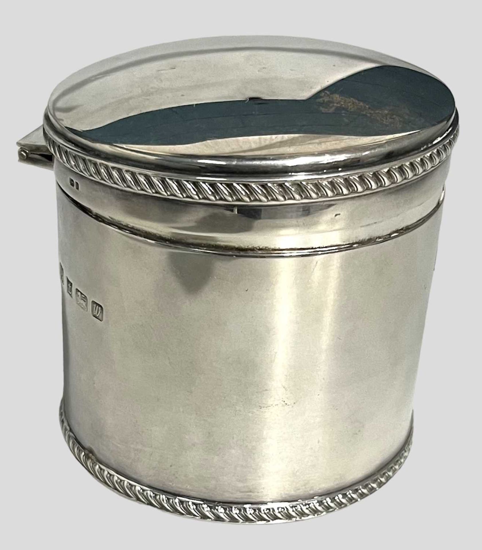 AN ELIZABETH II SILVER BISCUIT BOX