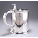 A LARGE 17TH CENTURY STYLE SILVER FLAT-TOP TANKARD