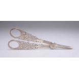 A PAIR OF VICTORIAN SILVER GRAPE SCISSORS