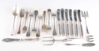 A MIXED GROUP OF ASSORTED SILVER FLATWARE, 20TH CENTURY