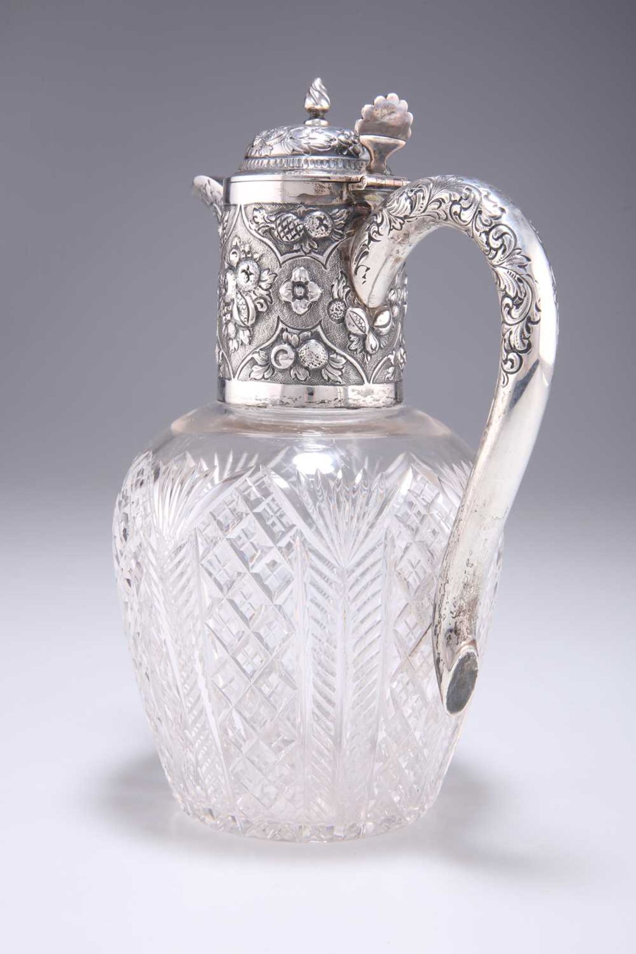 AN EDWARDIAN SILVER-MOUNTED CUT-GLASS CLARET JUG - Image 3 of 4