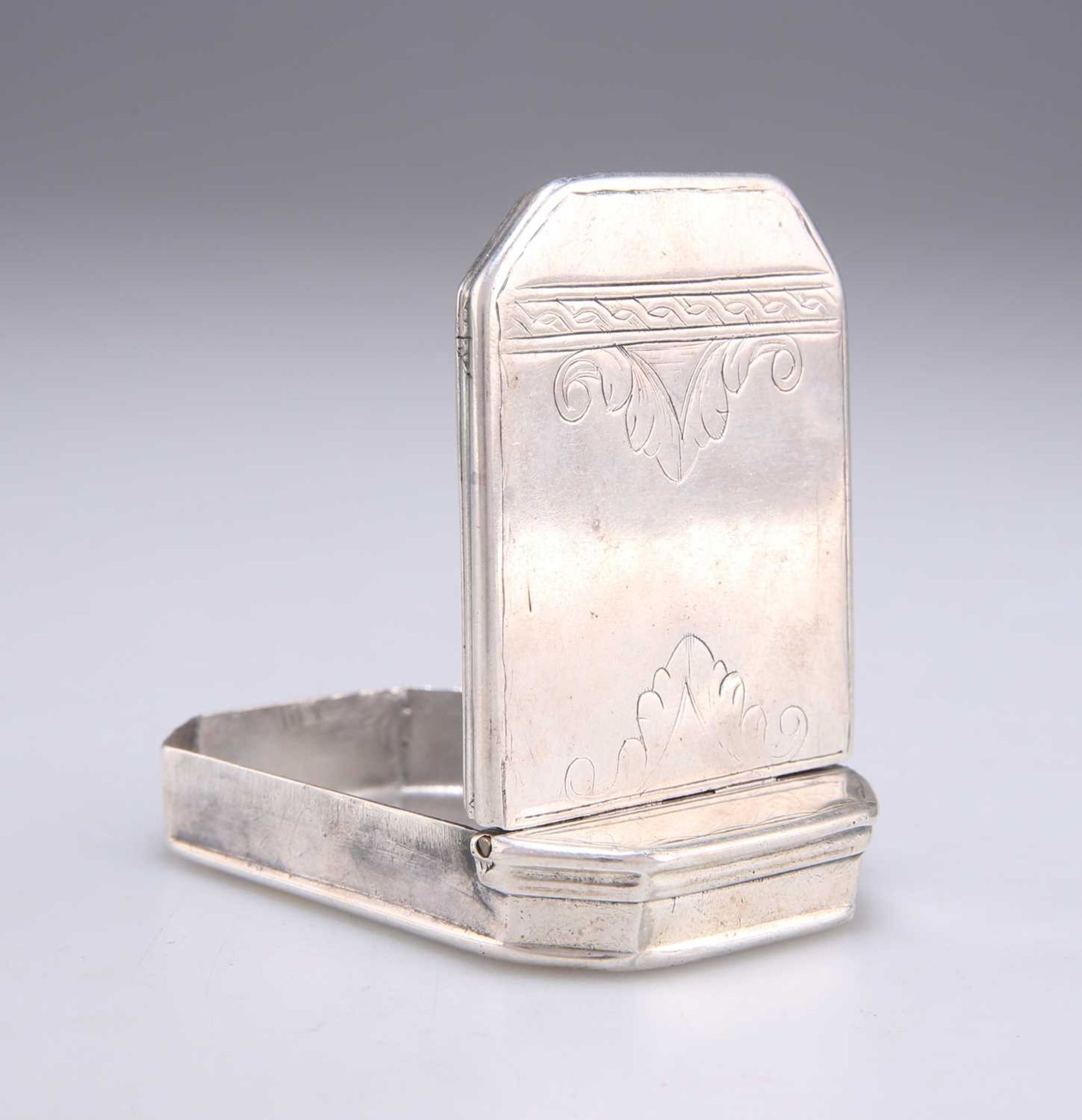 A GEORGIAN SILVER SNUFF BOX