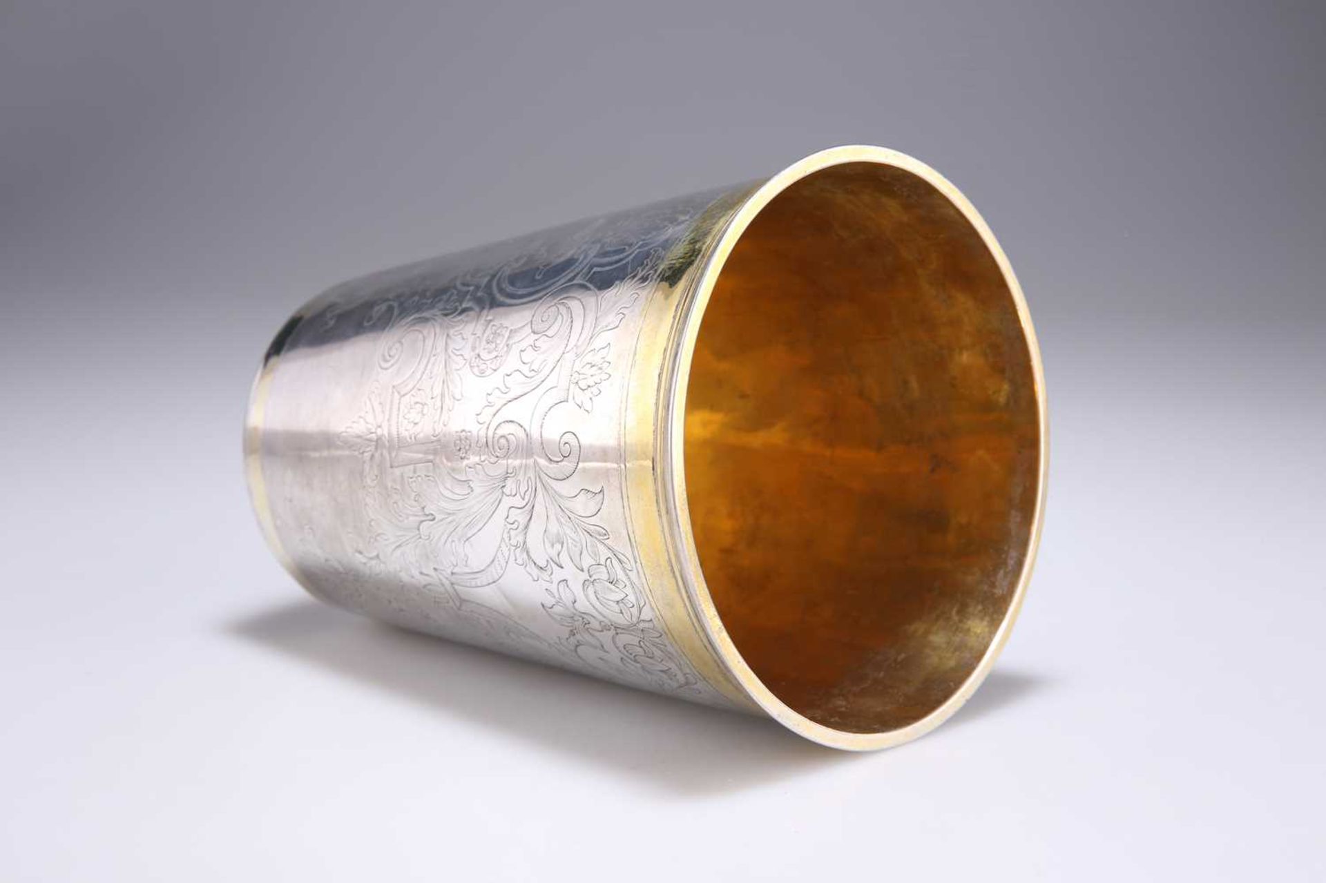 A LARGE 18TH CENTURY RUSSIAN PARCEL-GILT SILVER BEAKER - Image 4 of 6