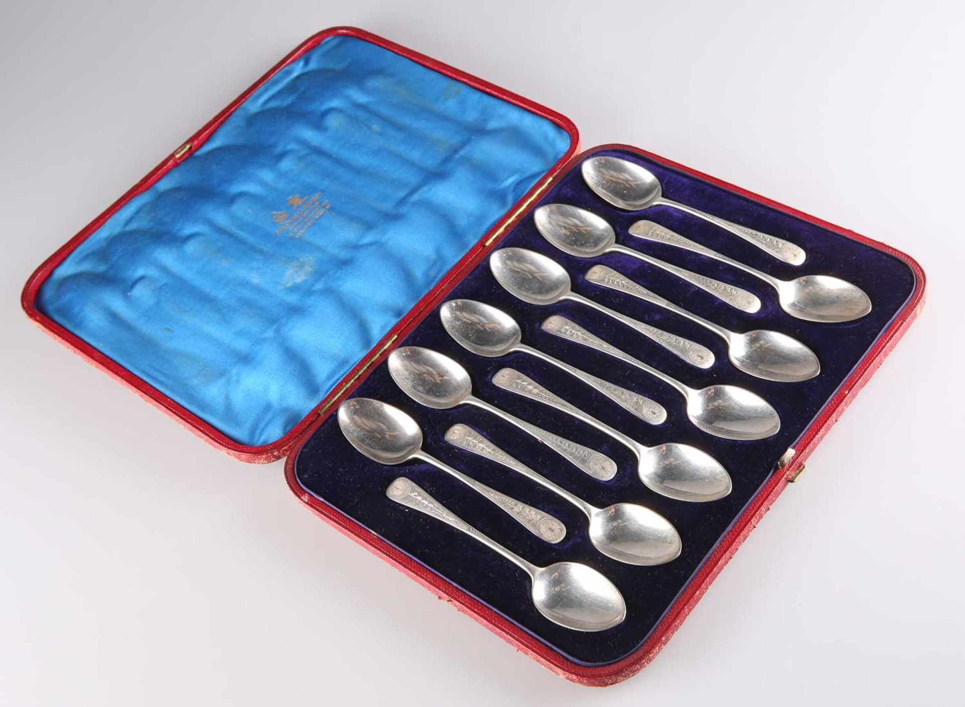 A SET OF TWELVE VICTORIAN SILVER TEASPOONS - Image 2 of 4