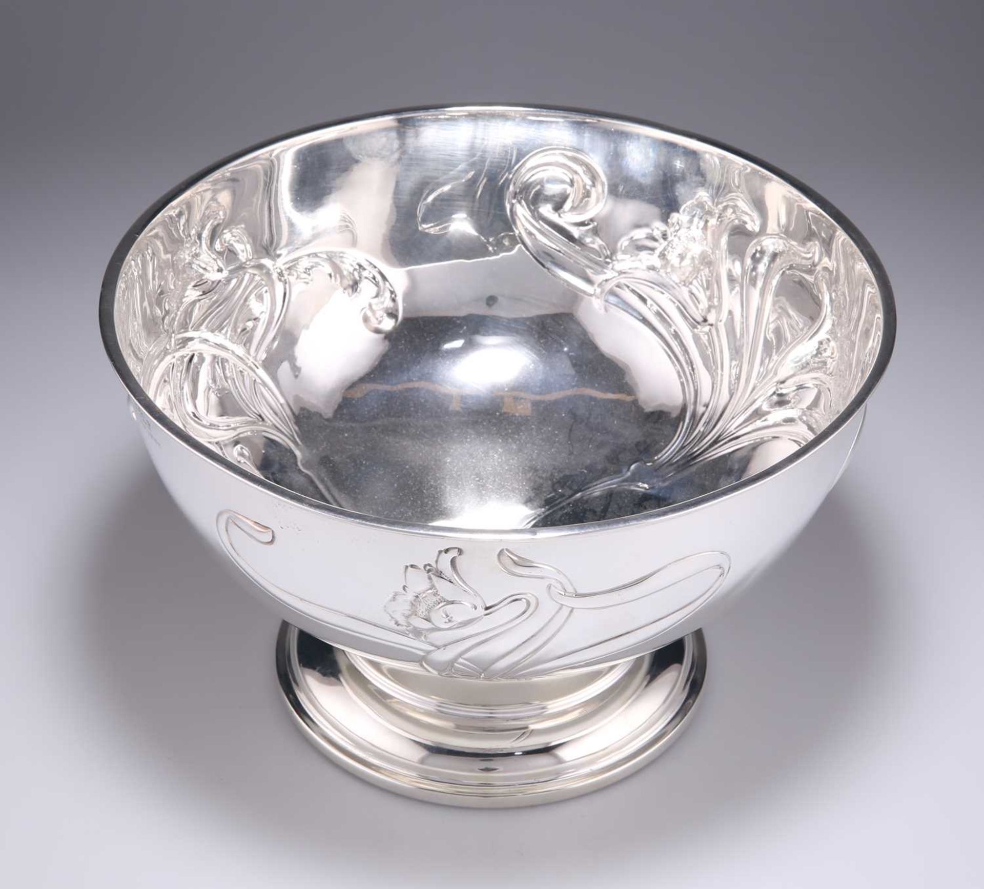 A LARGE ART NOUVEAU SILVER BOWL - Image 3 of 4